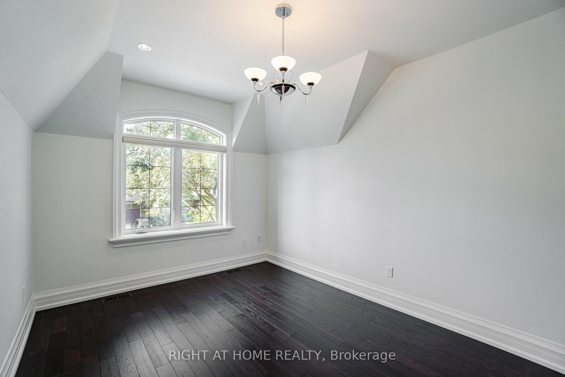 Photo 27 of 35 Burnelm Drive, Etobicoke, Islington-City Centre West — HOMEH