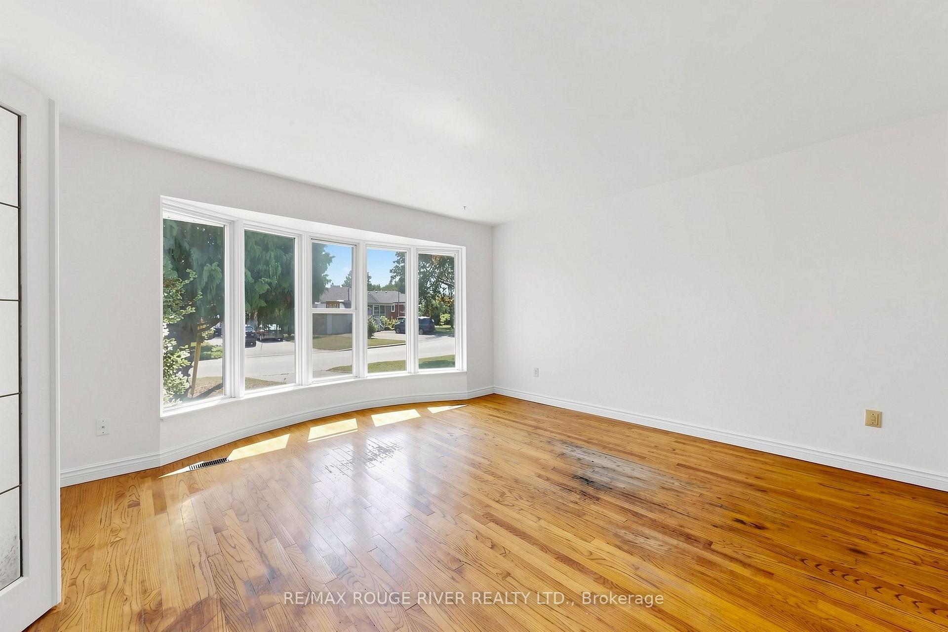 Photo 4 of 38 Lombardy Crescent, Scarborough, Kennedy Park — HOMEH