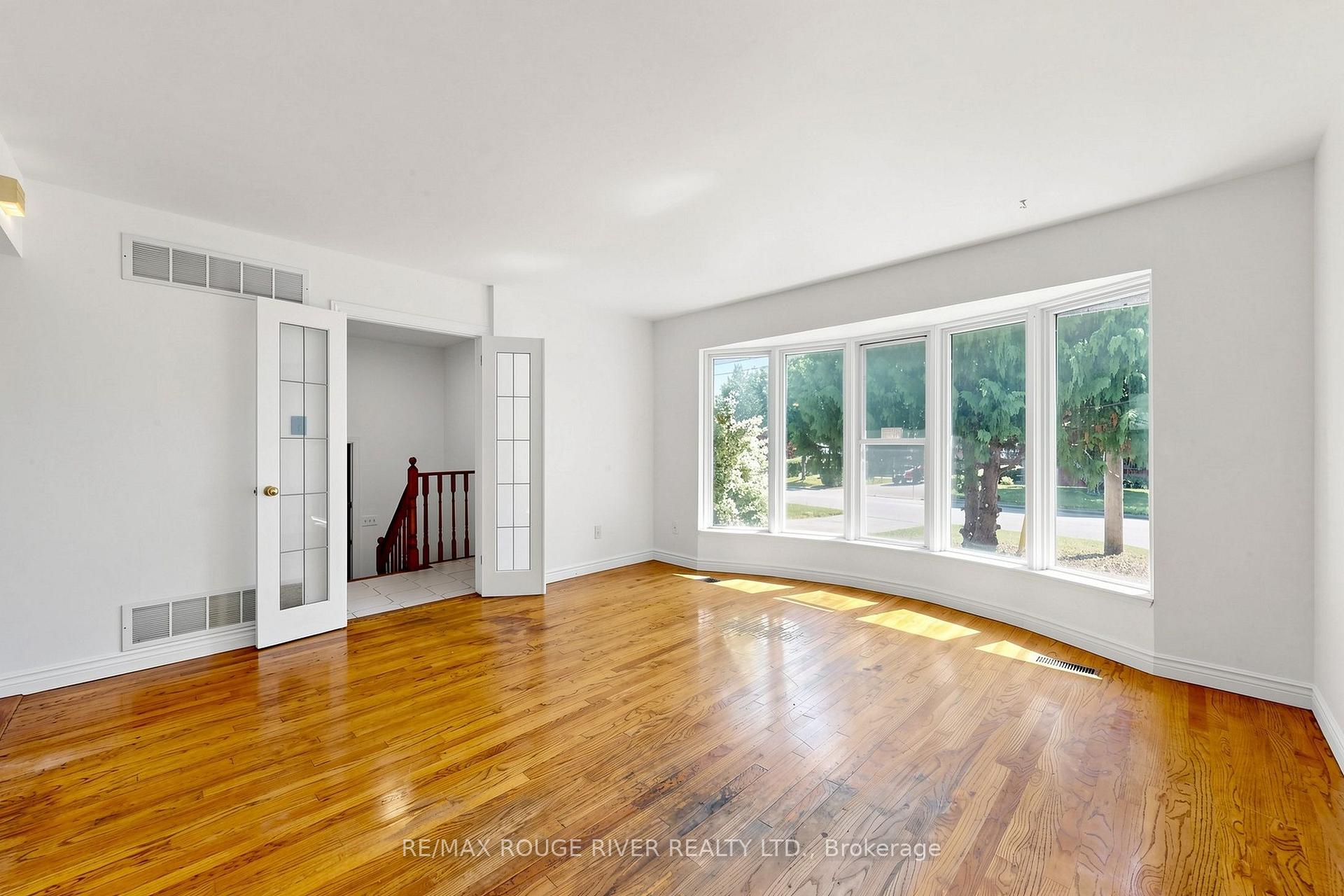 Photo 5 of 38 Lombardy Crescent, Scarborough, Kennedy Park — HOMEH