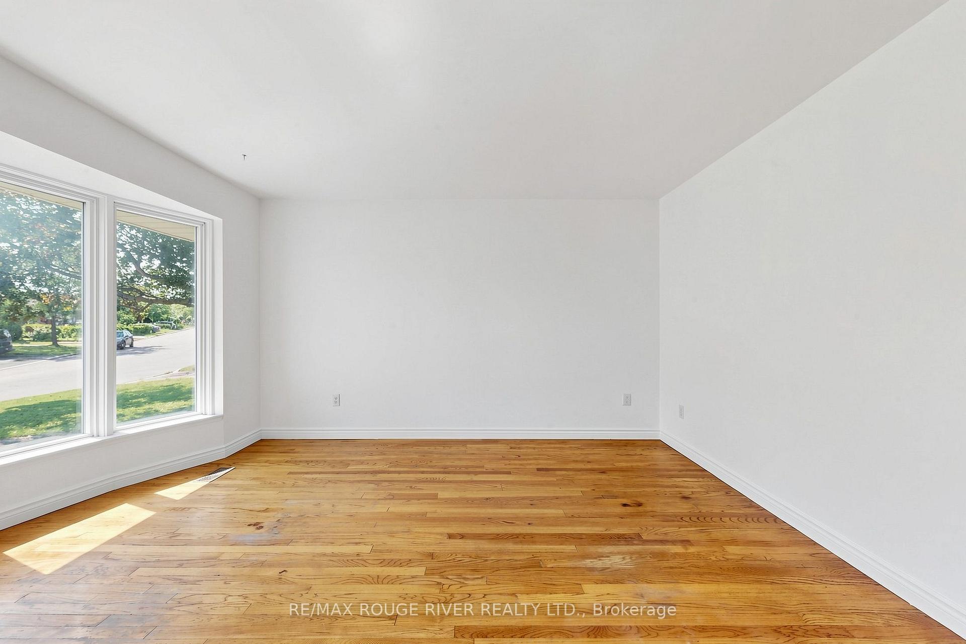 Photo 7 of 38 Lombardy Crescent, Scarborough, Kennedy Park — HOMEH