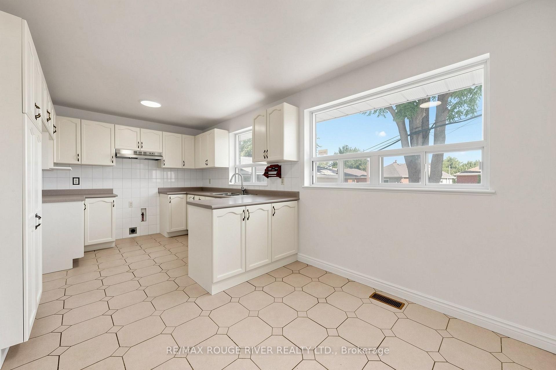 Photo 8 of 38 Lombardy Crescent, Scarborough, Kennedy Park — HOMEH