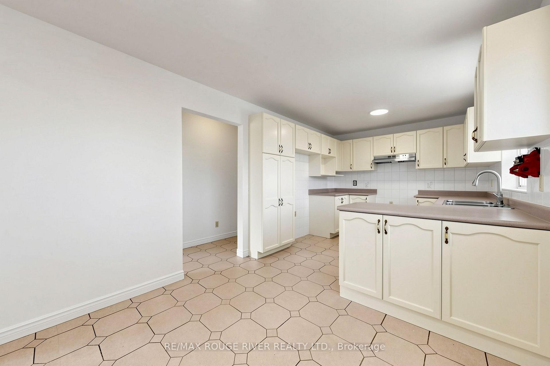 Photo 9 of 38 Lombardy Crescent, Scarborough, Kennedy Park — HOMEH