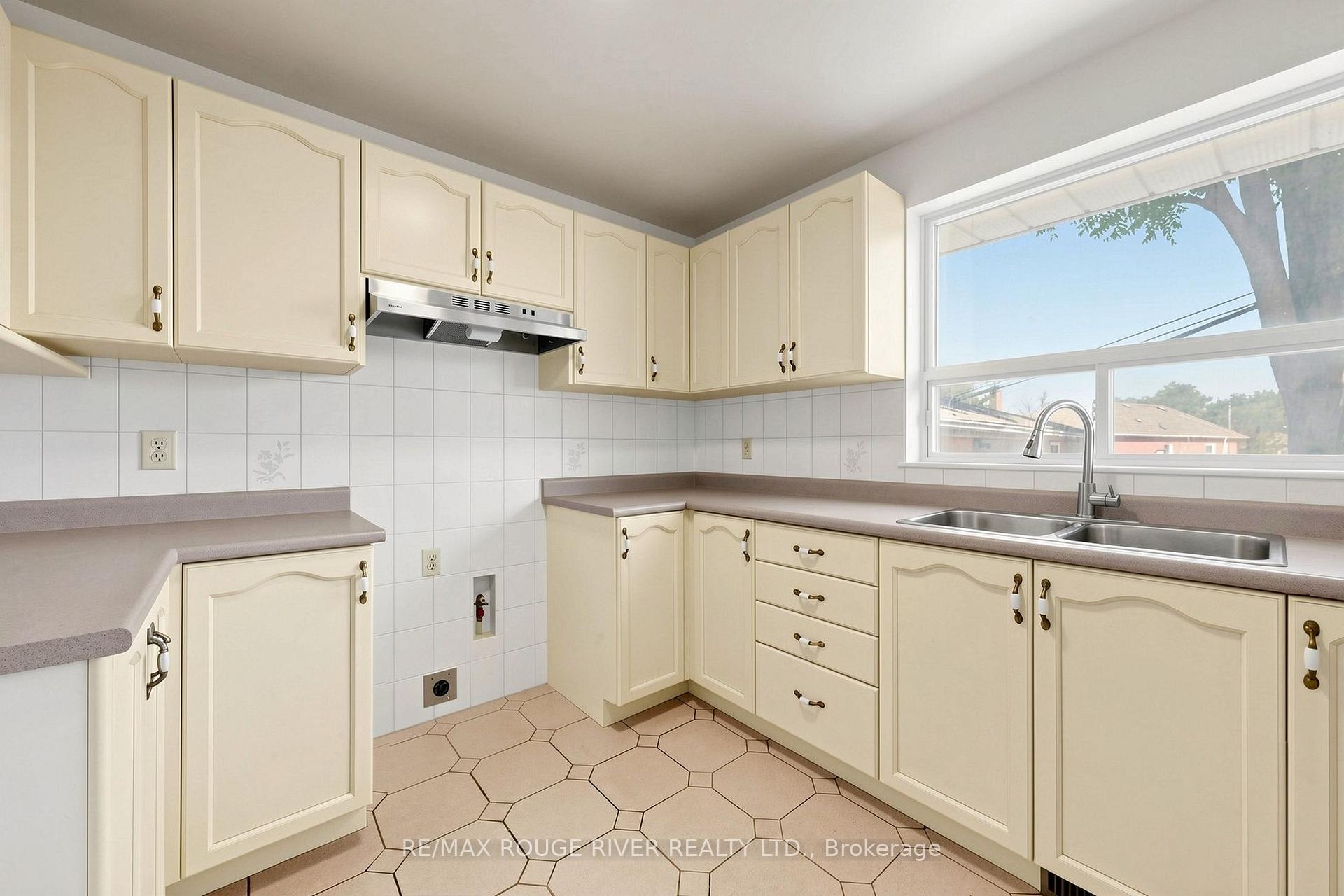 Photo 10 of 38 Lombardy Crescent, Scarborough, Kennedy Park — HOMEH