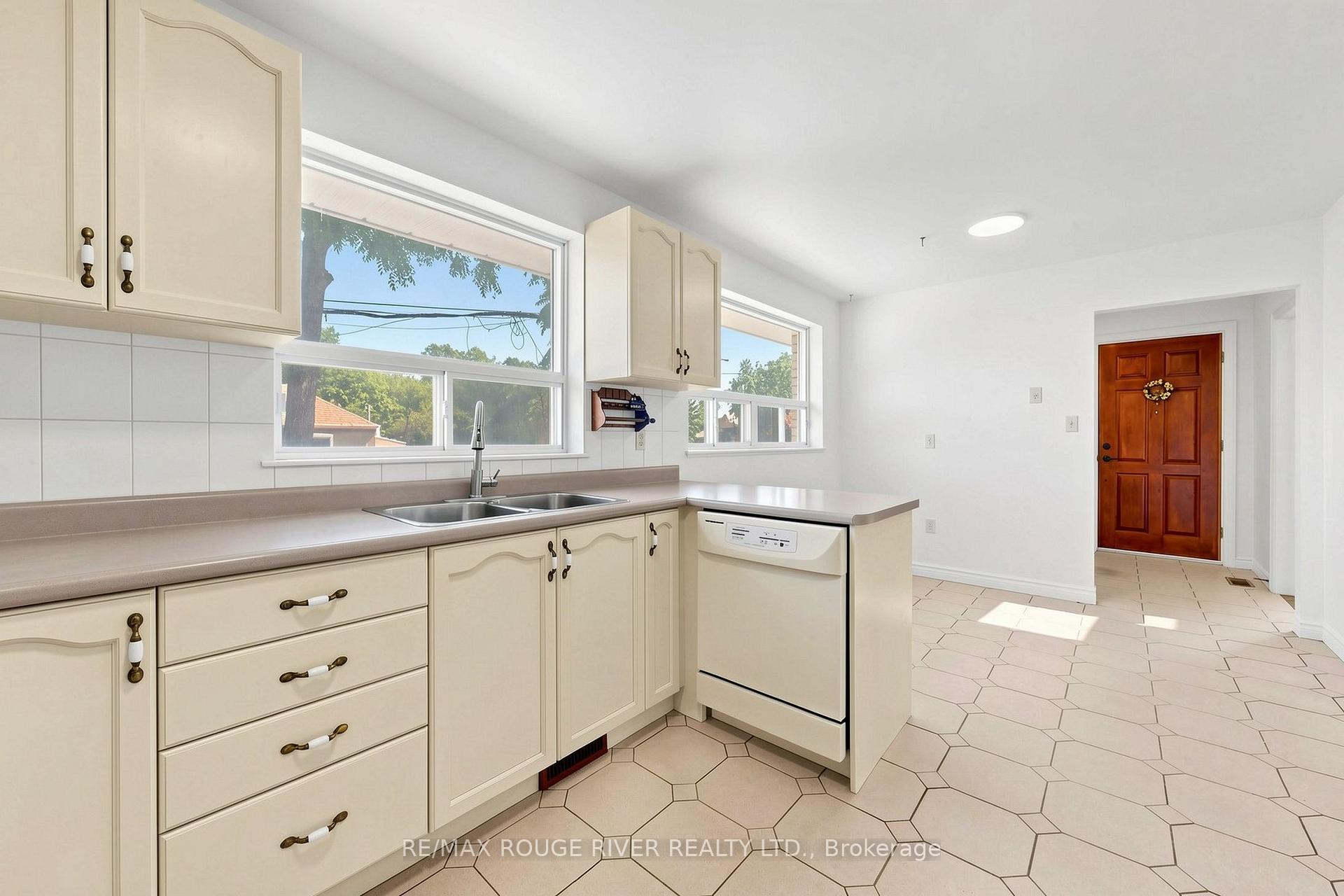 Photo 11 of 38 Lombardy Crescent, Scarborough, Kennedy Park — HOMEH