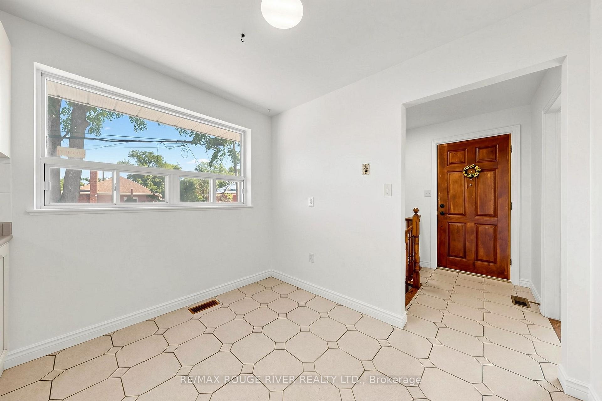 Photo 13 of 38 Lombardy Crescent, Scarborough, Kennedy Park — HOMEH