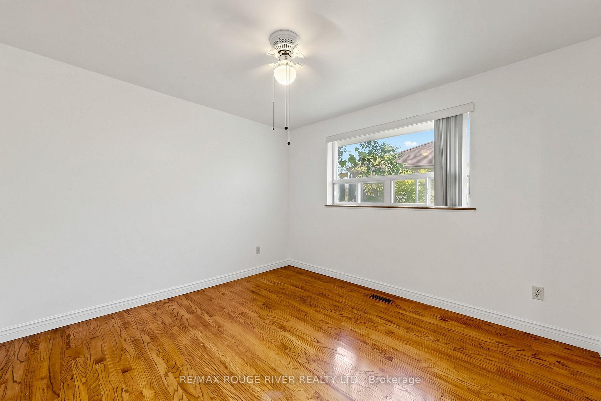 Photo 16 of 38 Lombardy Crescent, Scarborough, Kennedy Park — HOMEH