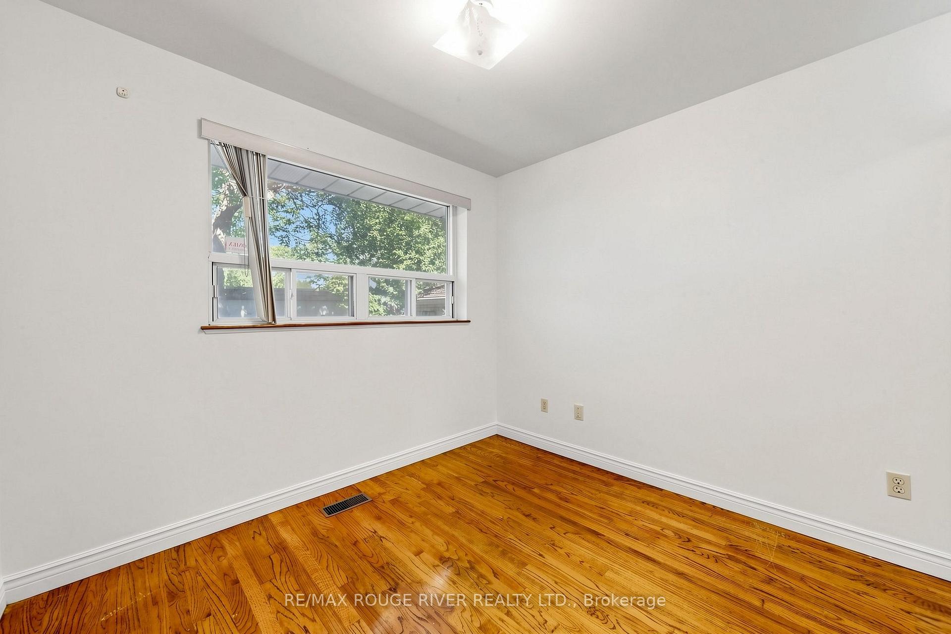 Photo 18 of 38 Lombardy Crescent, Scarborough, Kennedy Park — HOMEH