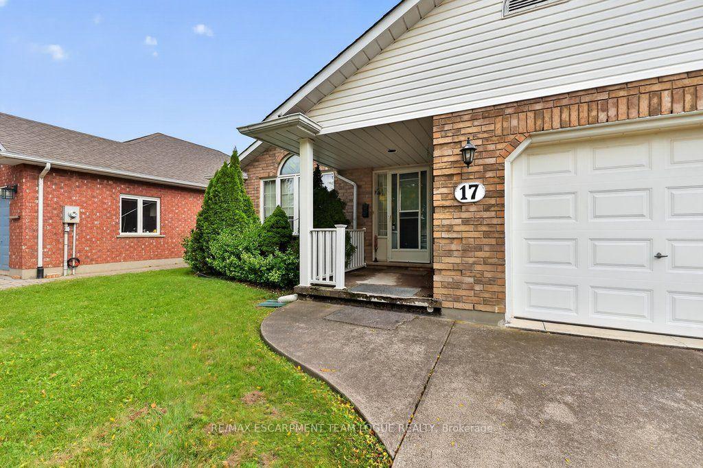 Photo 3 of 17 Tanner Drive, Pelham, Fonthill — HOMEH