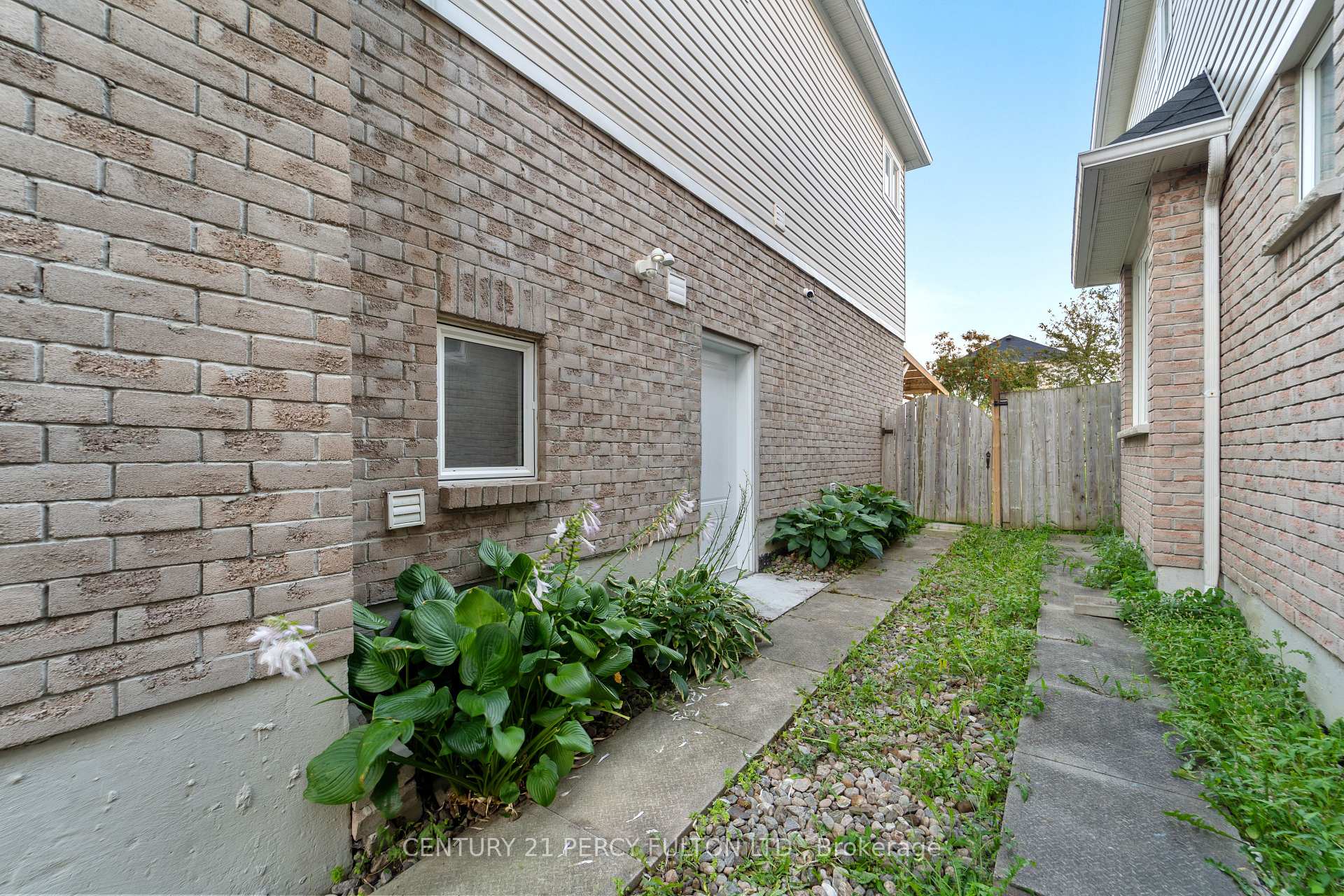 Photo 4 of 35 Weldon Street, Whitby, Rolling Acres — HOMEH