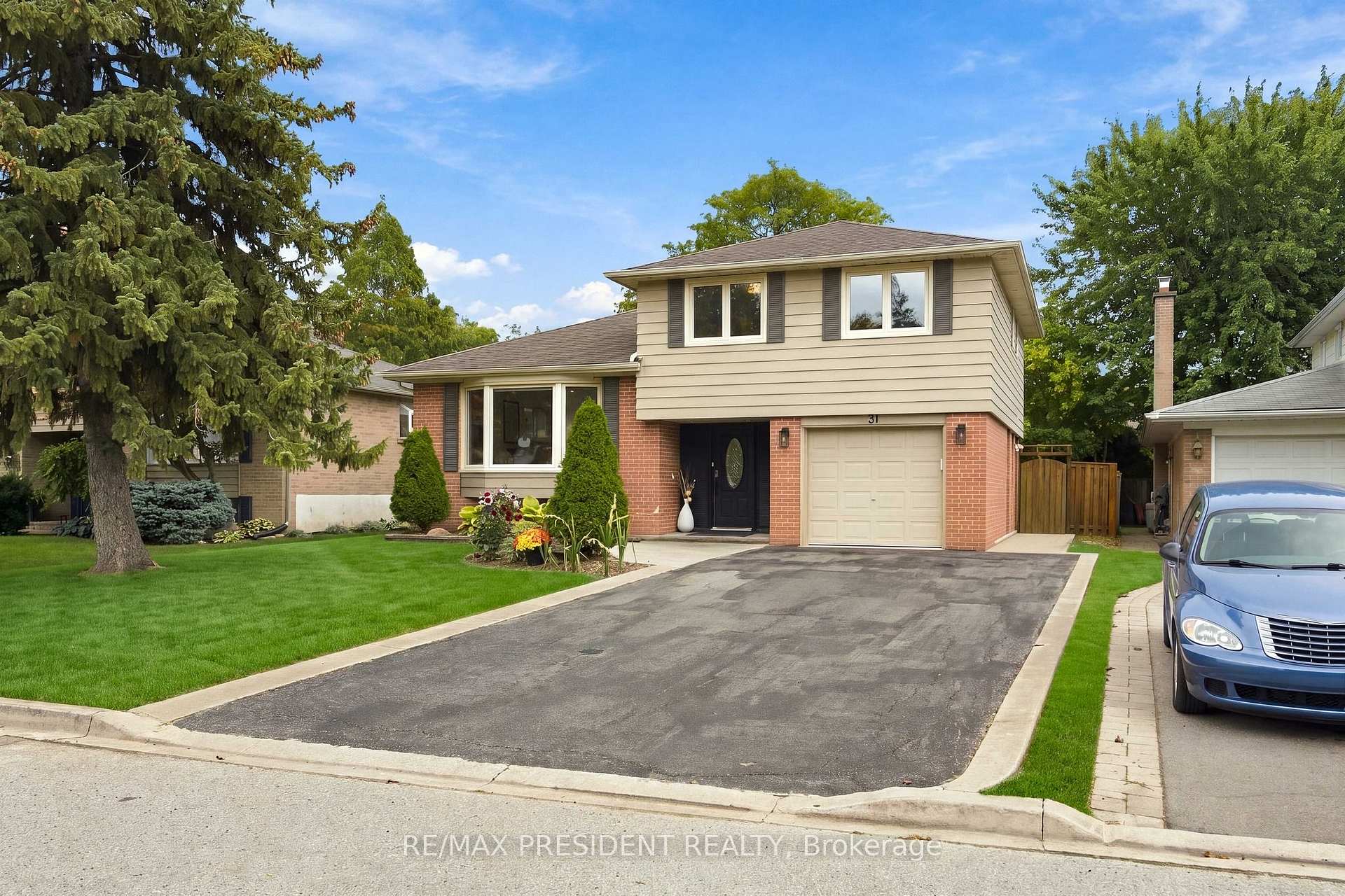 Photo 2 of 31 Core Crescent, Brampton, Brampton East — HOMEH