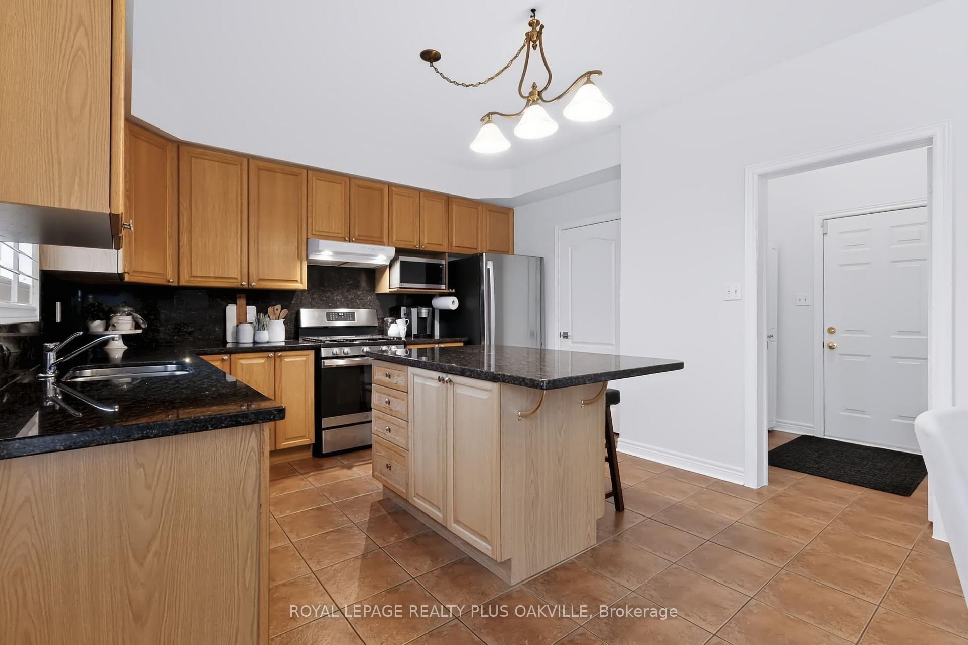 Photo 10 of 2254 Dunforest Crescent, Oakville, Westmount — HOMEH