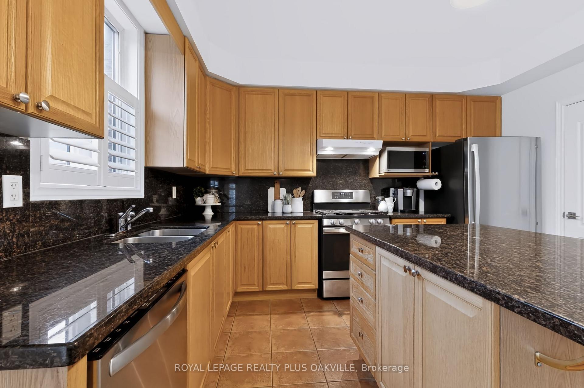 Photo 11 of 2254 Dunforest Crescent, Oakville, Westmount — HOMEH