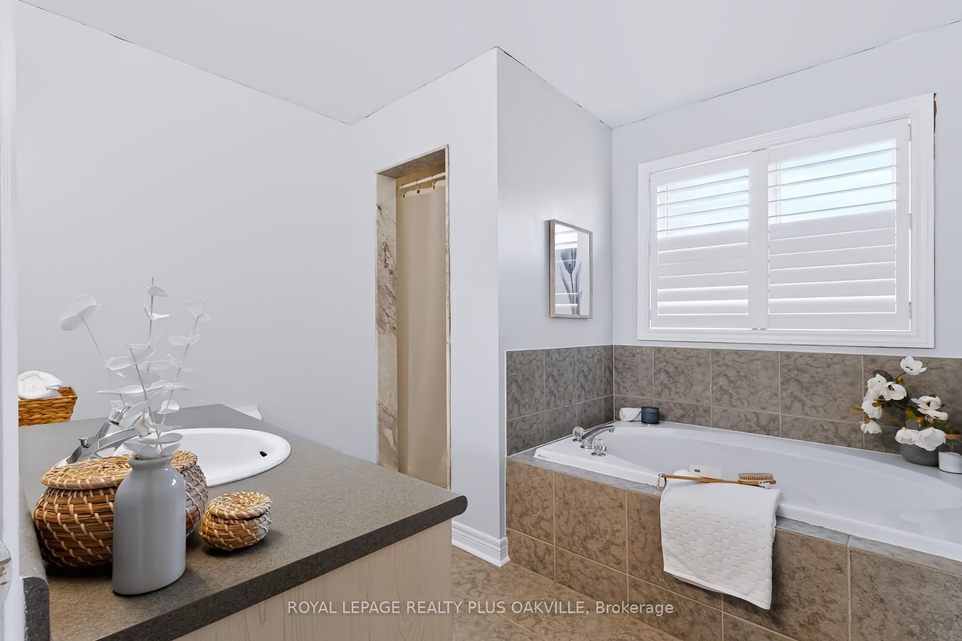 Photo 32 of 2254 Dunforest Crescent, Oakville, Westmount — HOMEH