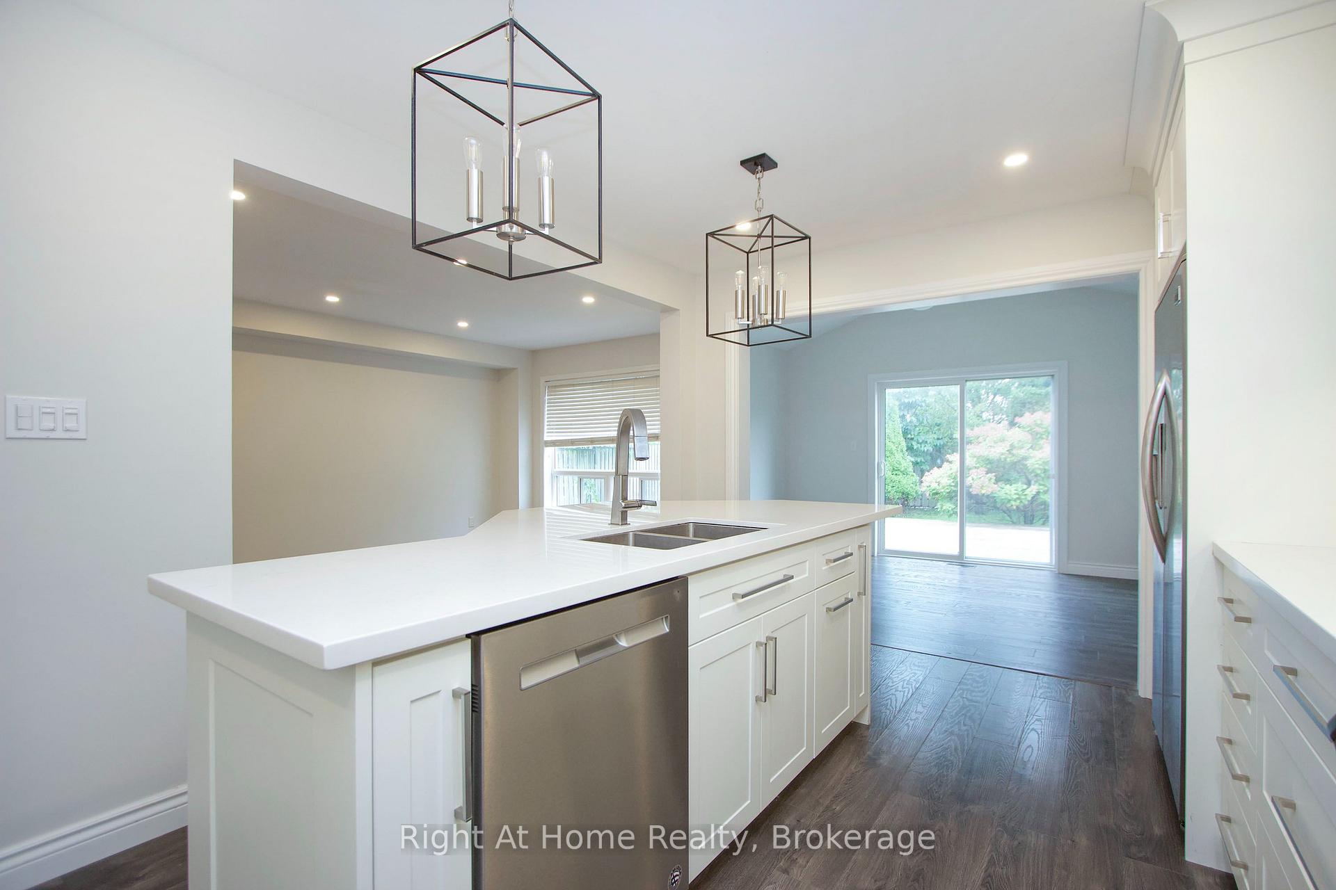 Photo 8 of 1263 Gyatt Crescent, Oshawa, Pinecrest — HOMEH