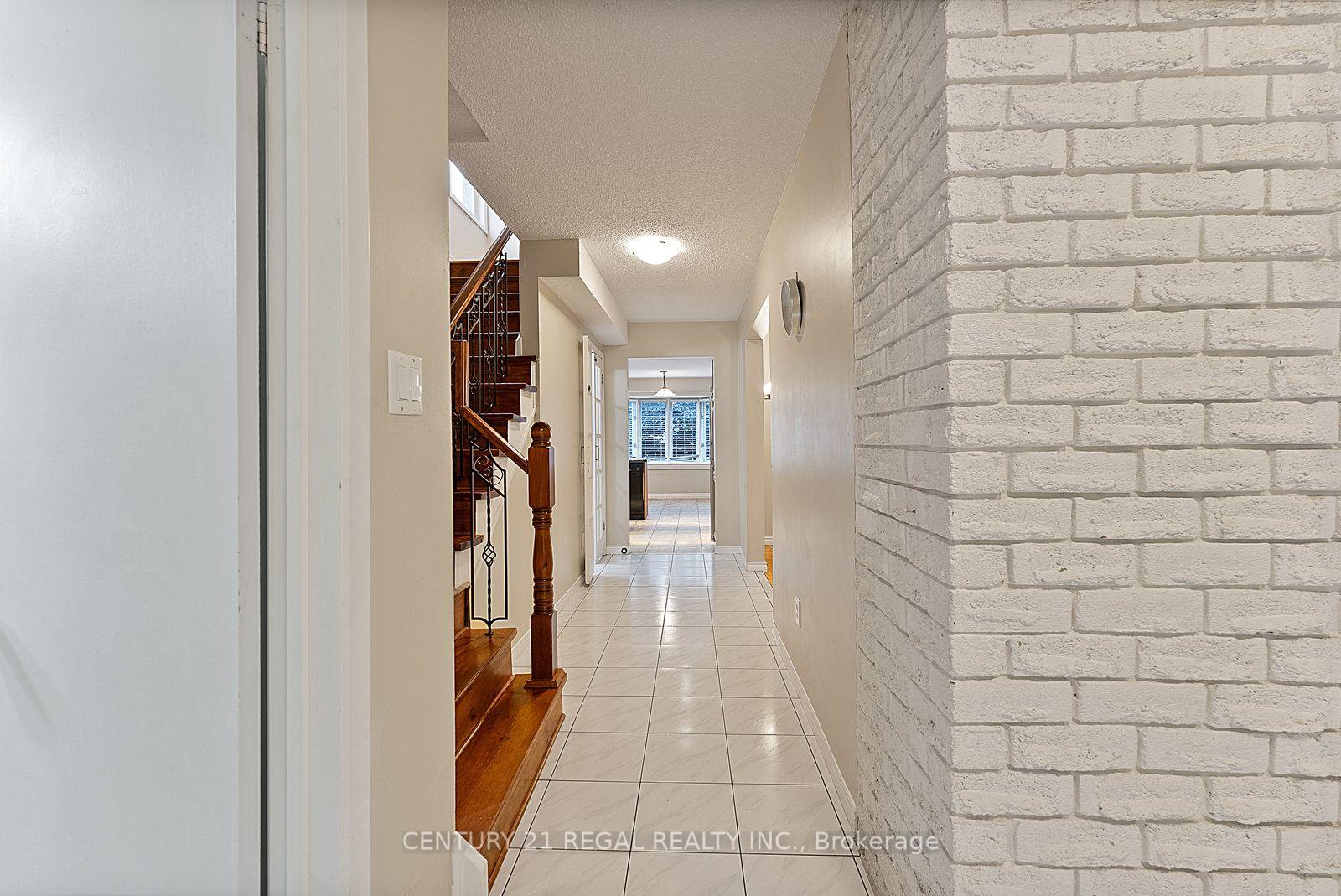 Photo 3 of 28 Ecclesfield Drive, Scarborough, Steeles — HOMEH