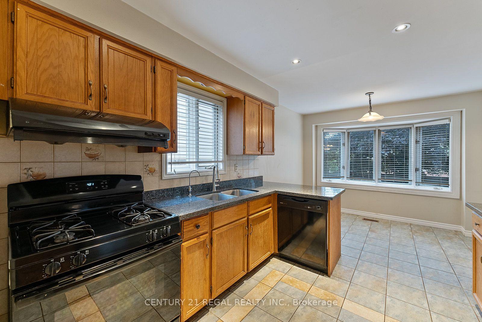Photo 16 of 28 Ecclesfield Drive, Scarborough, Steeles — HOMEH