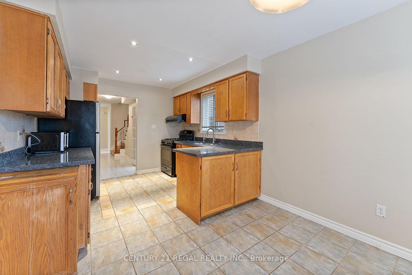 Photo 21 of 28 Ecclesfield Drive, Scarborough, Steeles — HOMEH