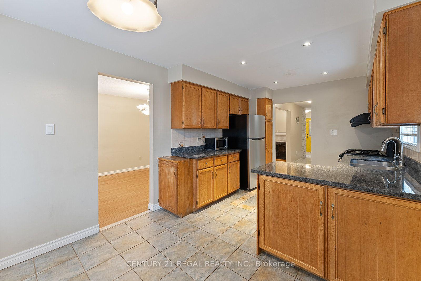 Photo 22 of 28 Ecclesfield Drive, Scarborough, Steeles — HOMEH