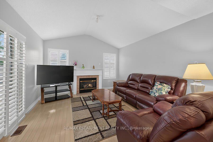 Photo 10 of 166 Toby Crescent, Hamilton, Huntington — HOMEH