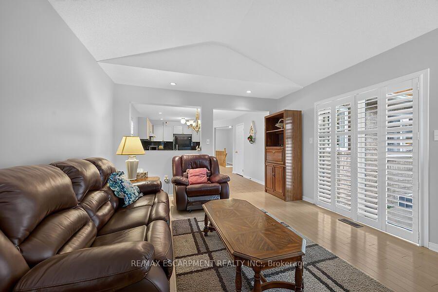 Photo 12 of 166 Toby Crescent, Hamilton, Huntington — HOMEH