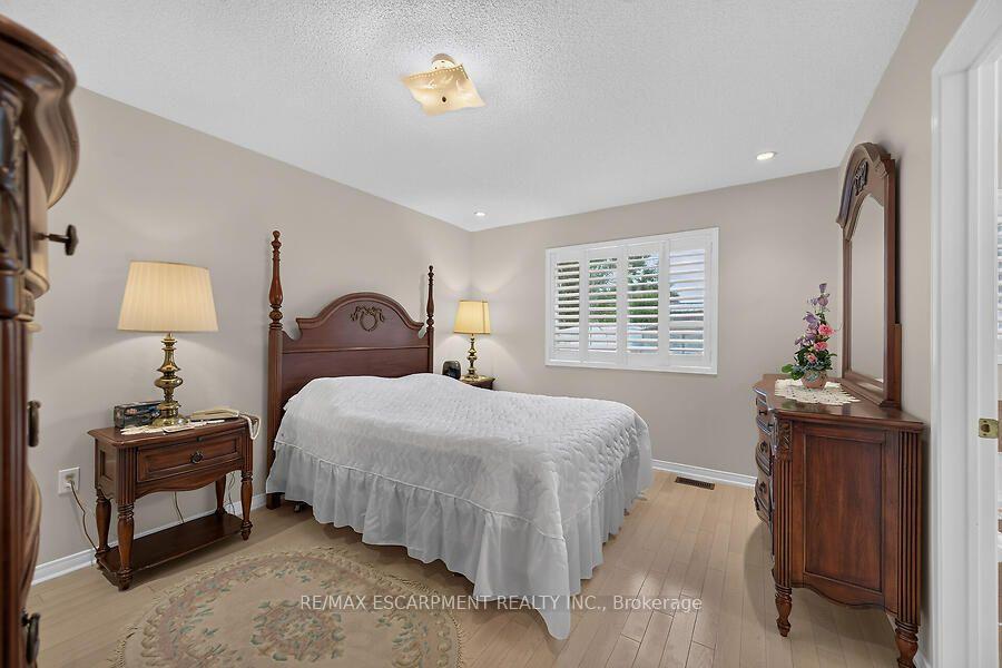 Photo 14 of 166 Toby Crescent, Hamilton, Huntington — HOMEH