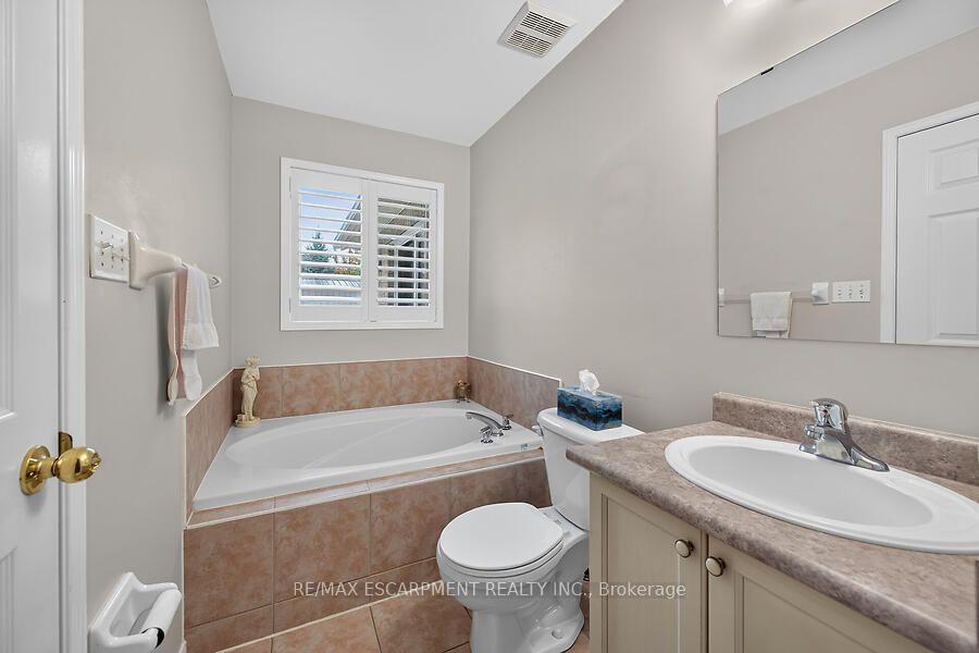 Photo 16 of 166 Toby Crescent, Hamilton, Huntington — HOMEH