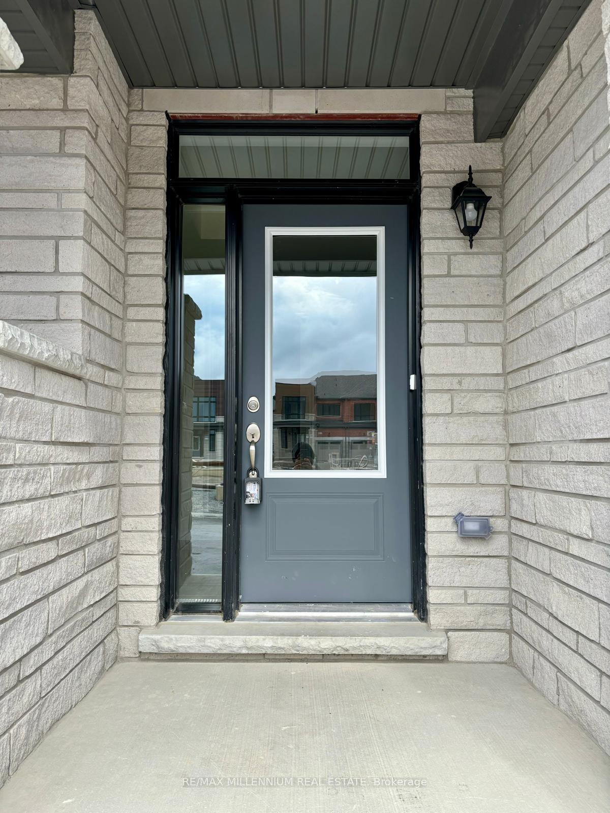 Photo 2 of 39 Griffith Street, Aurora, Bayview Northeast — HOMEH