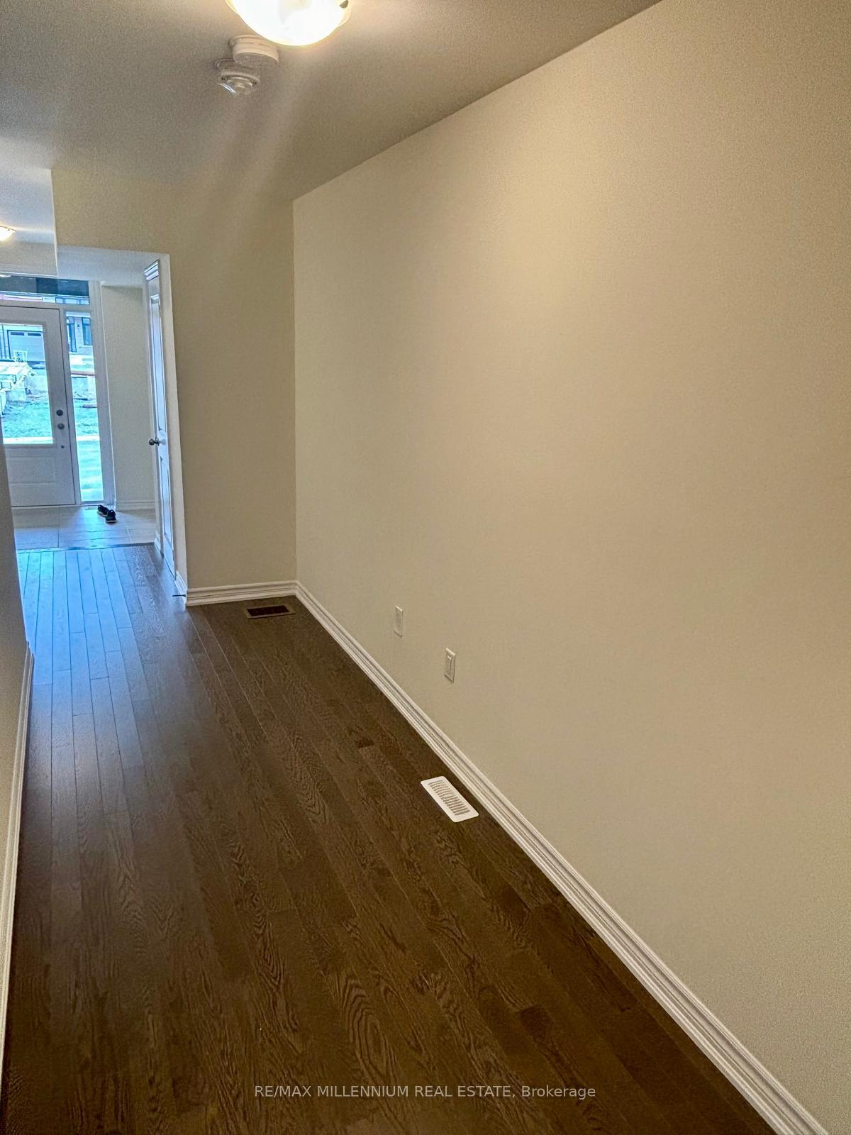 Photo 3 of 39 Griffith Street, Aurora, Bayview Northeast — HOMEH
