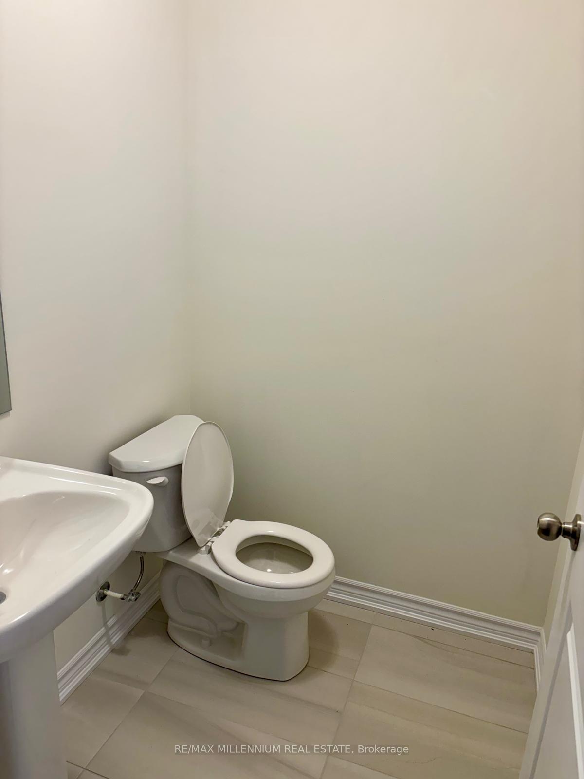 Photo 15 of 39 Griffith Street, Aurora, Bayview Northeast — HOMEH