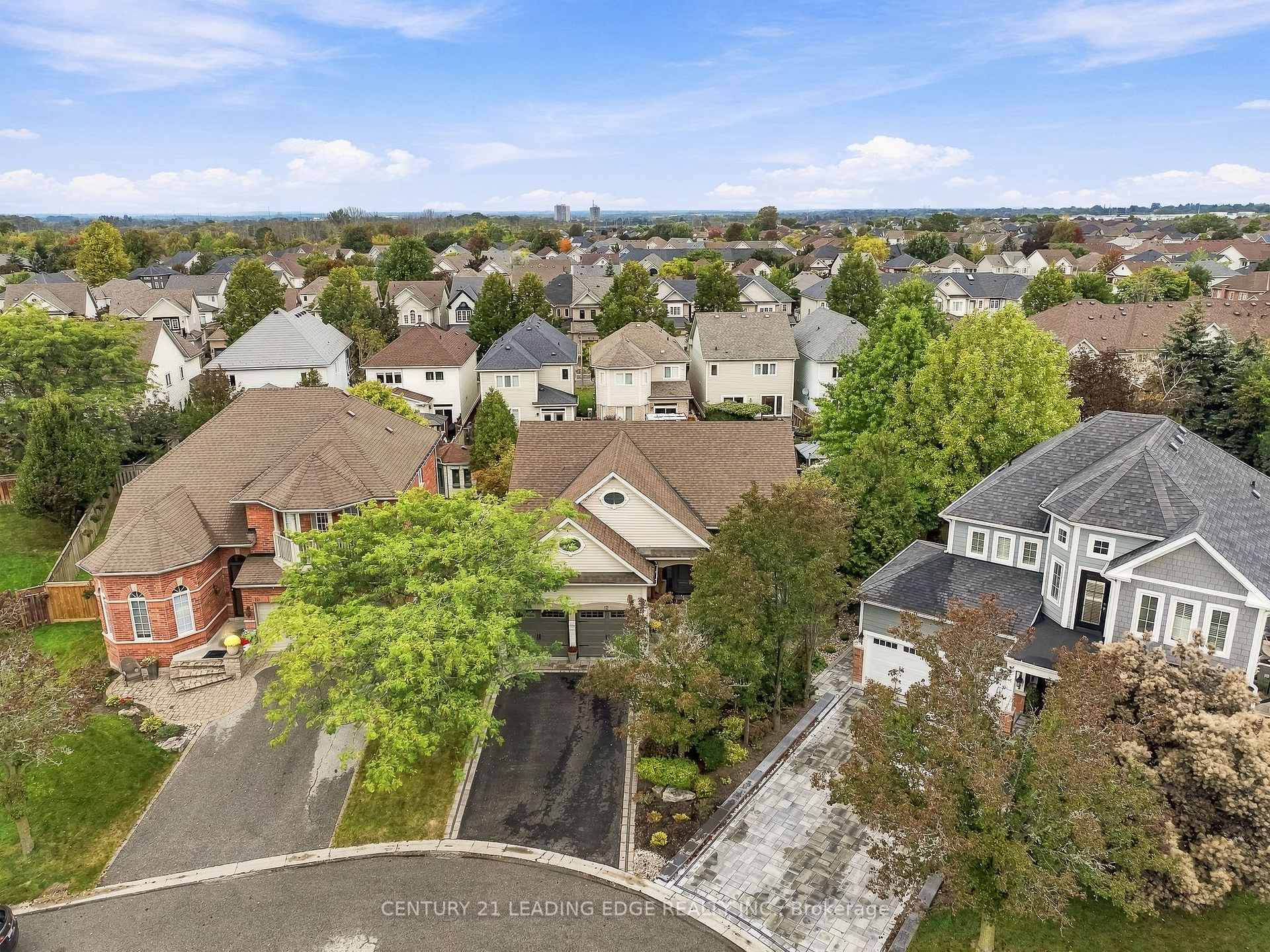 Photo 2 of 12 Coastview Court, Whitby, Port Whitby — HOMEH