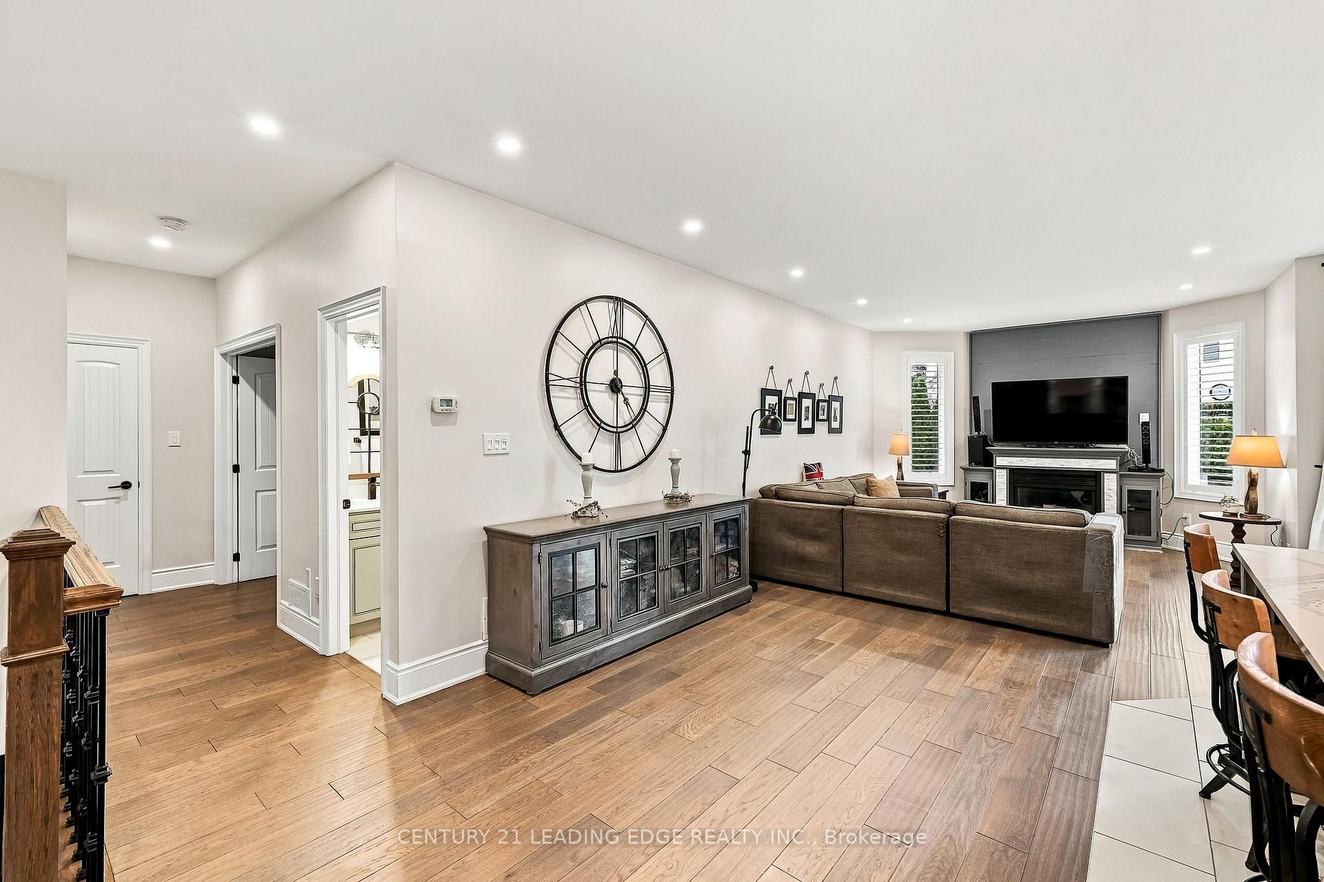 Photo 10 of 12 Coastview Court, Whitby, Port Whitby — HOMEH