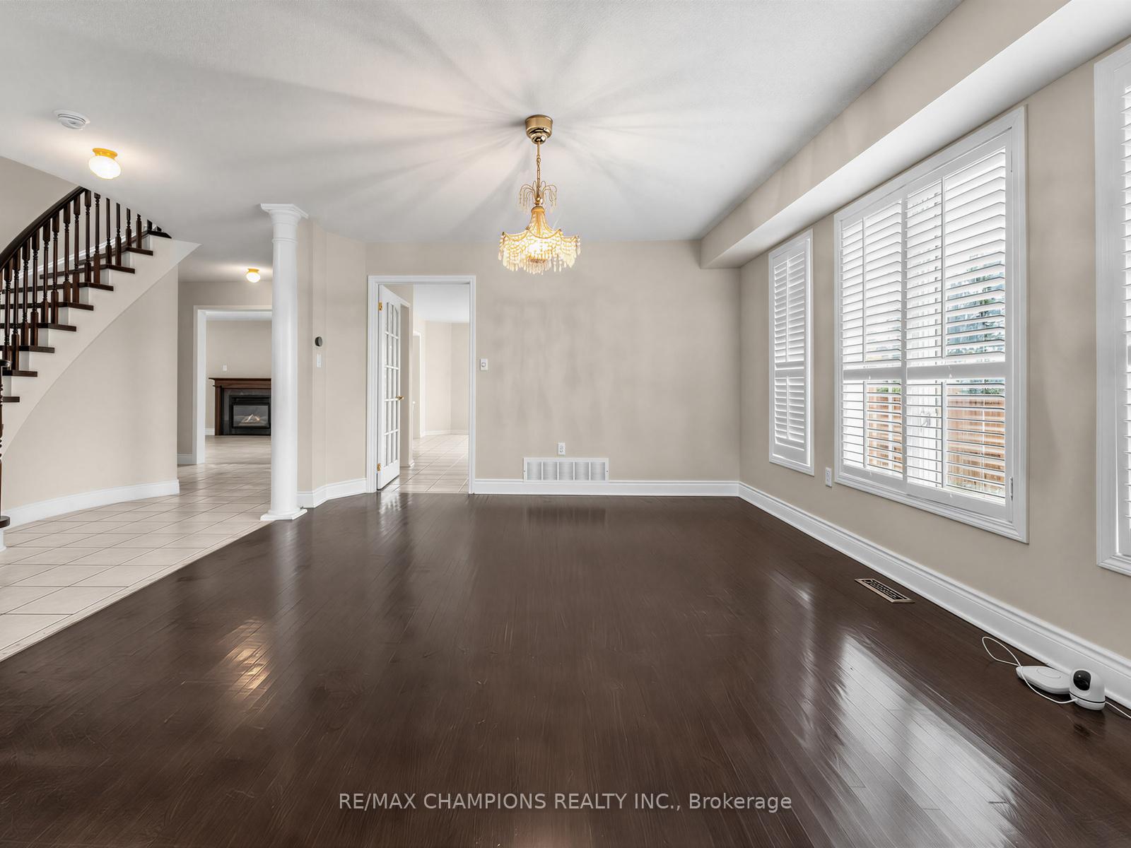 Photo 10 of 1 Cluster Oak Place, Brampton, Sandringham-Wellington — HOMEH
