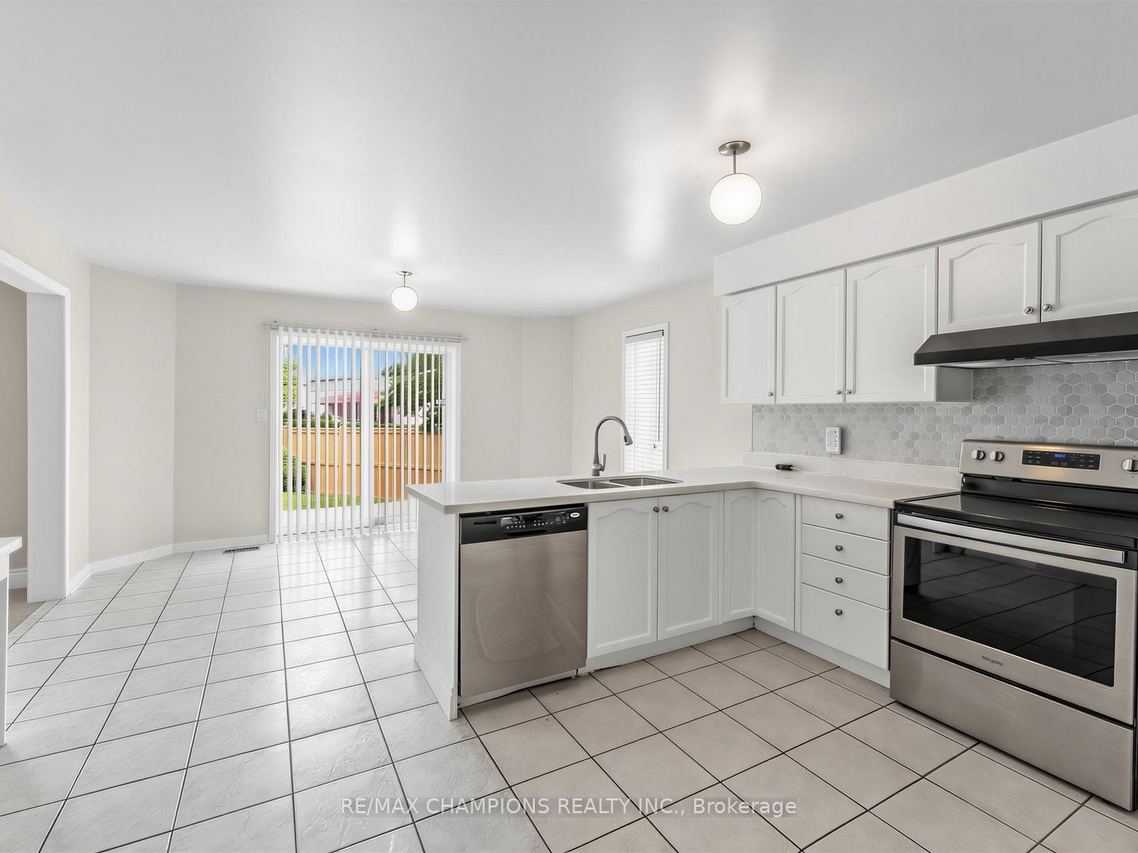 Photo 12 of 1 Cluster Oak Place, Brampton, Sandringham-Wellington — HOMEH