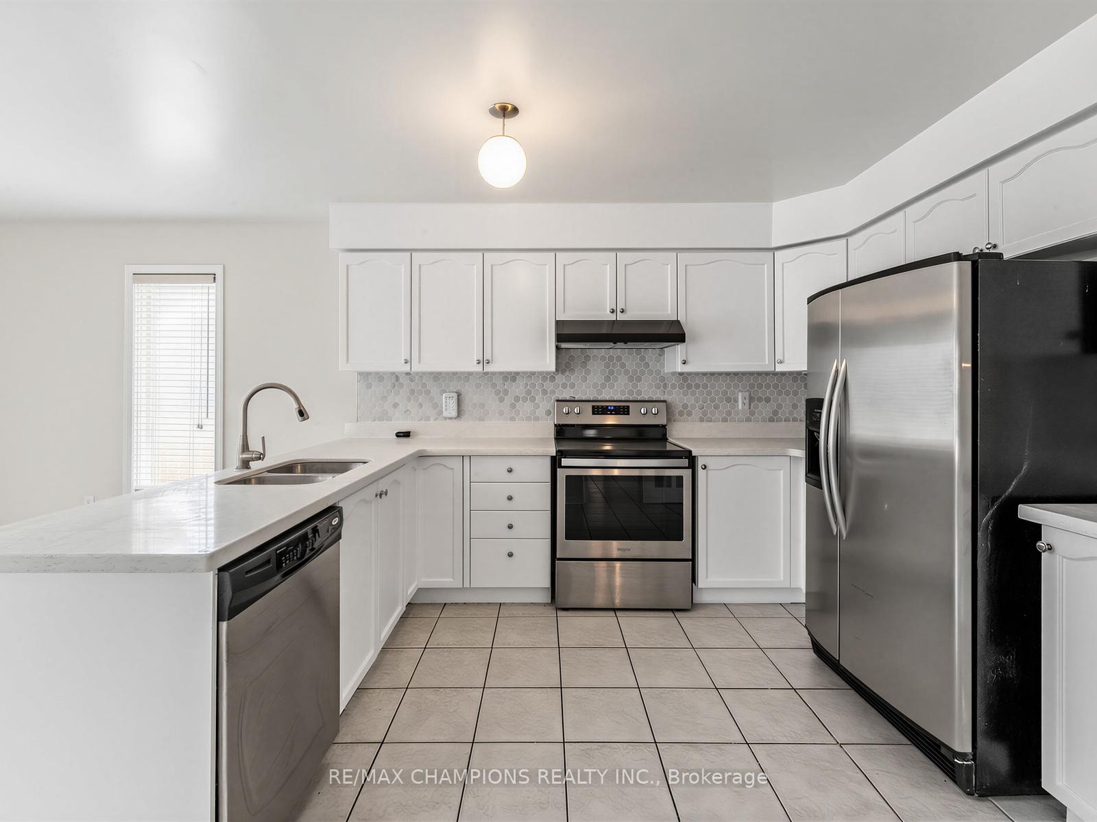 Photo 13 of 1 Cluster Oak Place, Brampton, Sandringham-Wellington — HOMEH