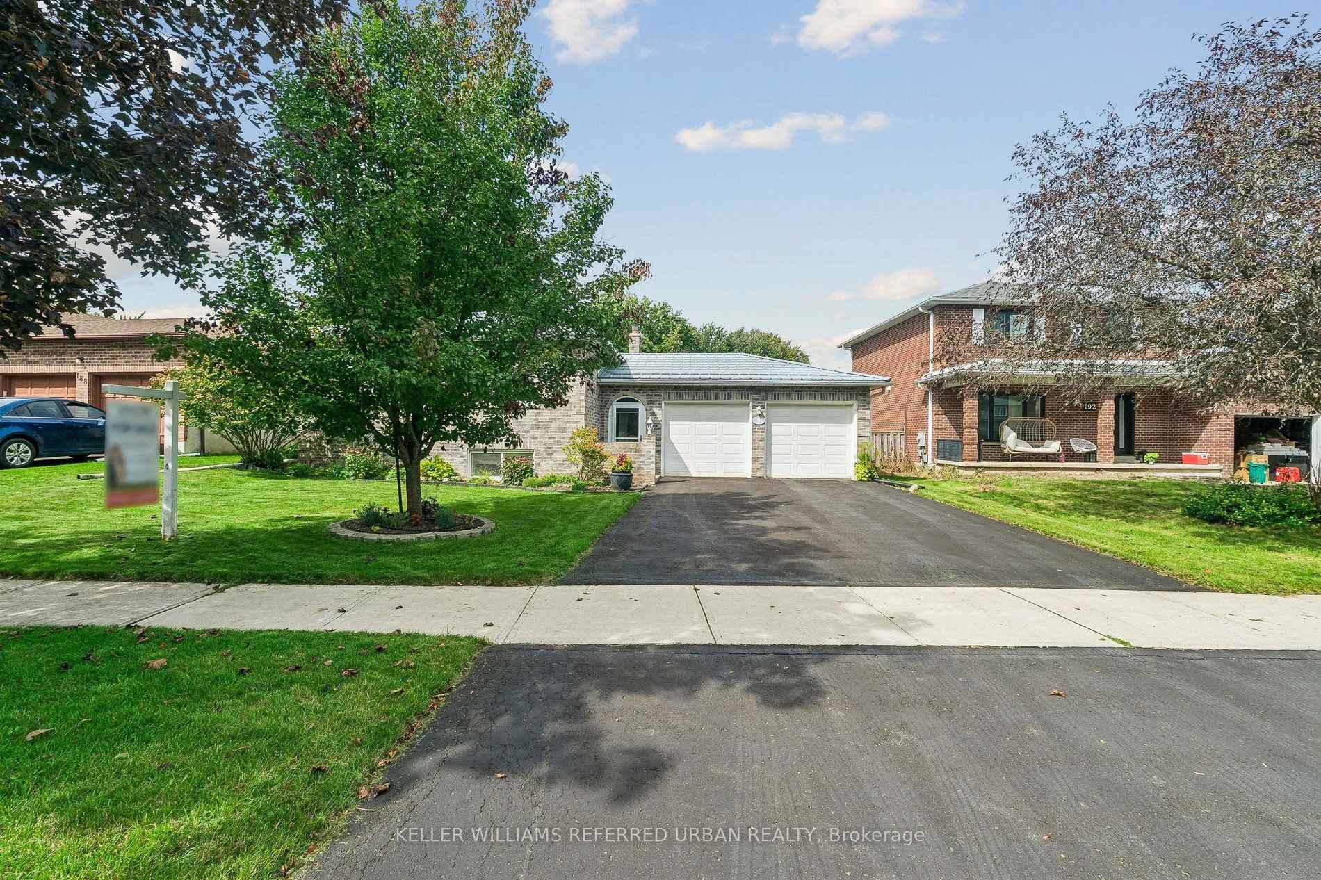 Photo 2 of 190 Hilltop Drive, East Gwillimbury, Holland Landing — HOMEH