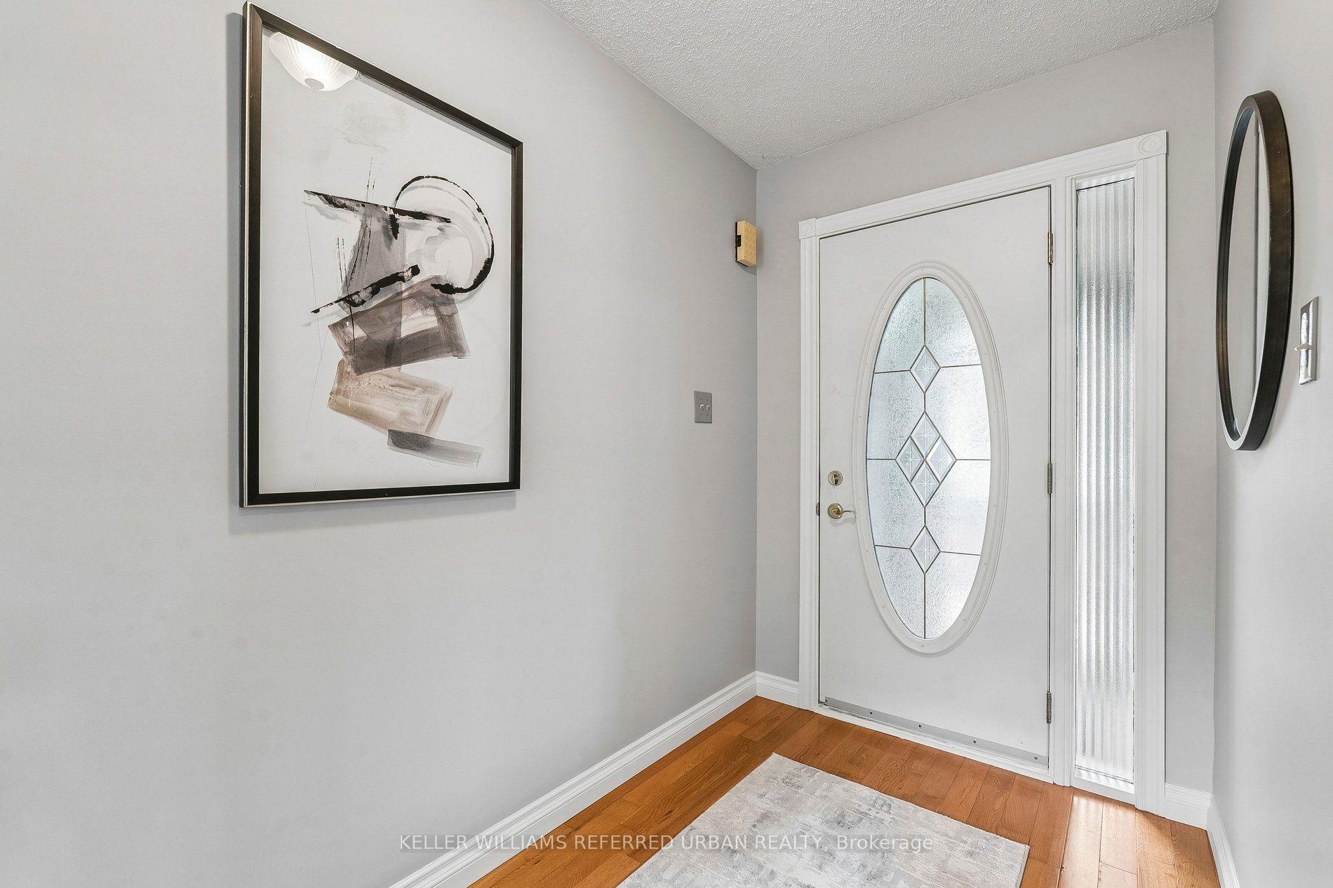 Photo 4 of 190 Hilltop Drive, East Gwillimbury, Holland Landing — HOMEH