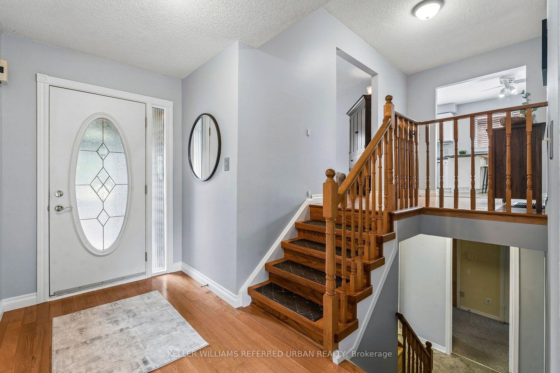 Photo 5 of 190 Hilltop Drive, East Gwillimbury, Holland Landing — HOMEH