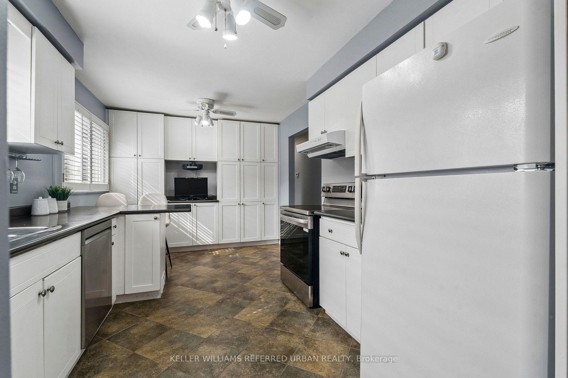 Photo 14 of 190 Hilltop Drive, East Gwillimbury, Holland Landing — HOMEH