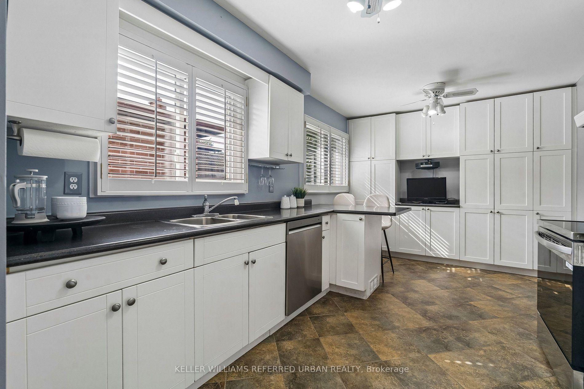 Photo 15 of 190 Hilltop Drive, East Gwillimbury, Holland Landing — HOMEH