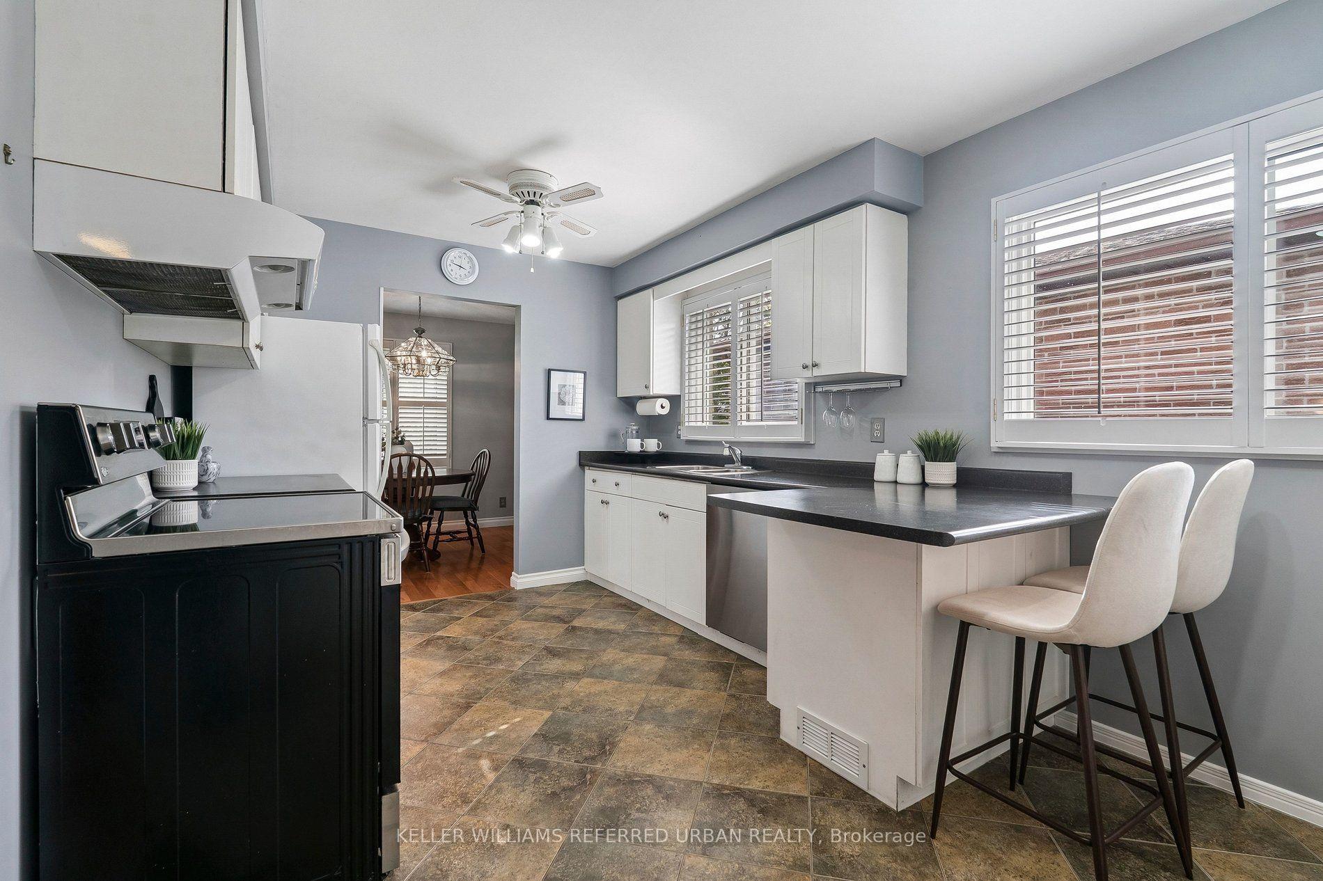 Photo 16 of 190 Hilltop Drive, East Gwillimbury, Holland Landing — HOMEH