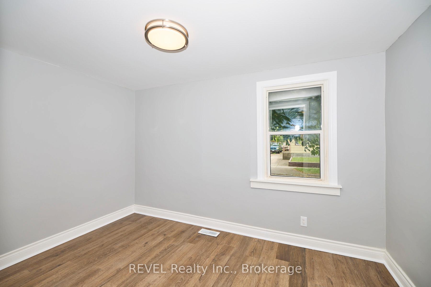 Photo 6 of 43 Cosby Avenue, St. Catharines, Facer — HOMEH