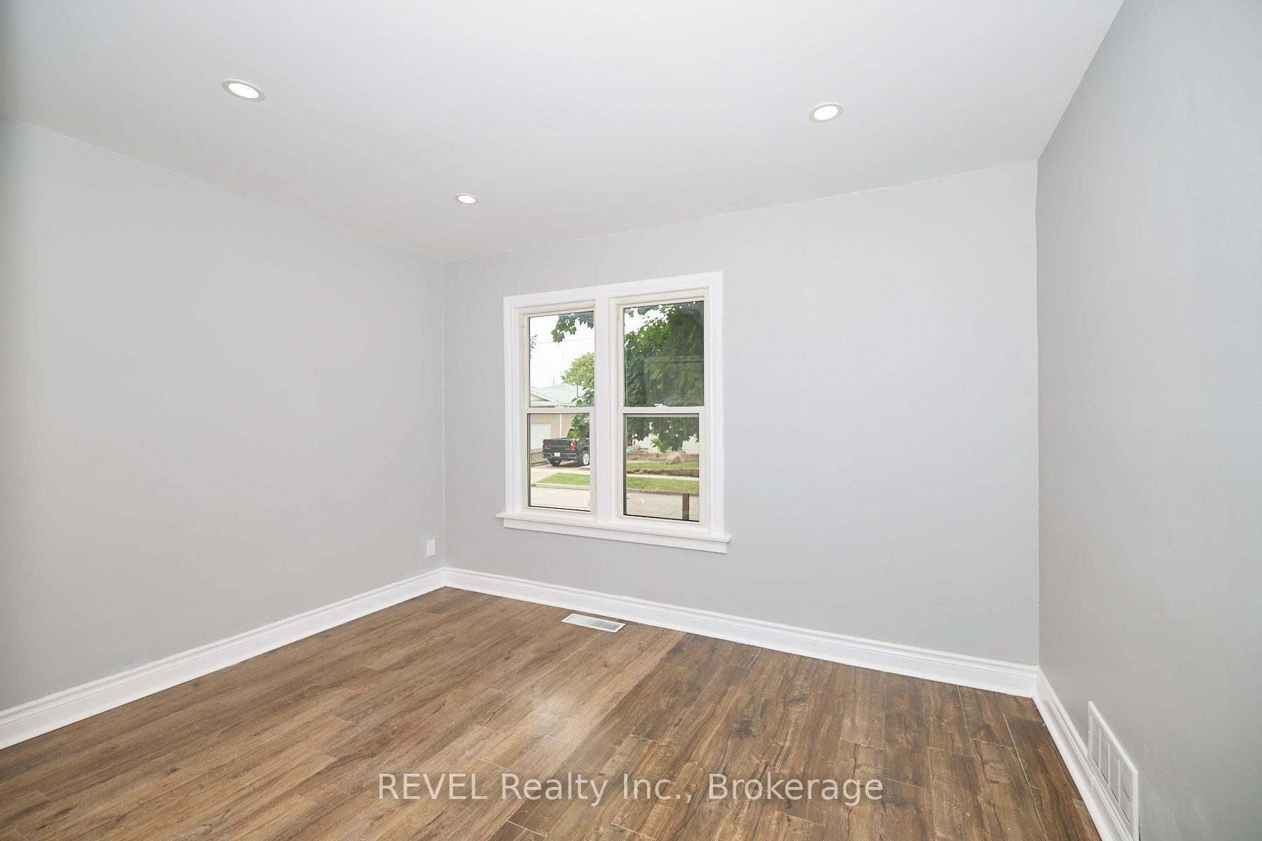 Photo 9 of 43 Cosby Avenue, St. Catharines, Facer — HOMEH