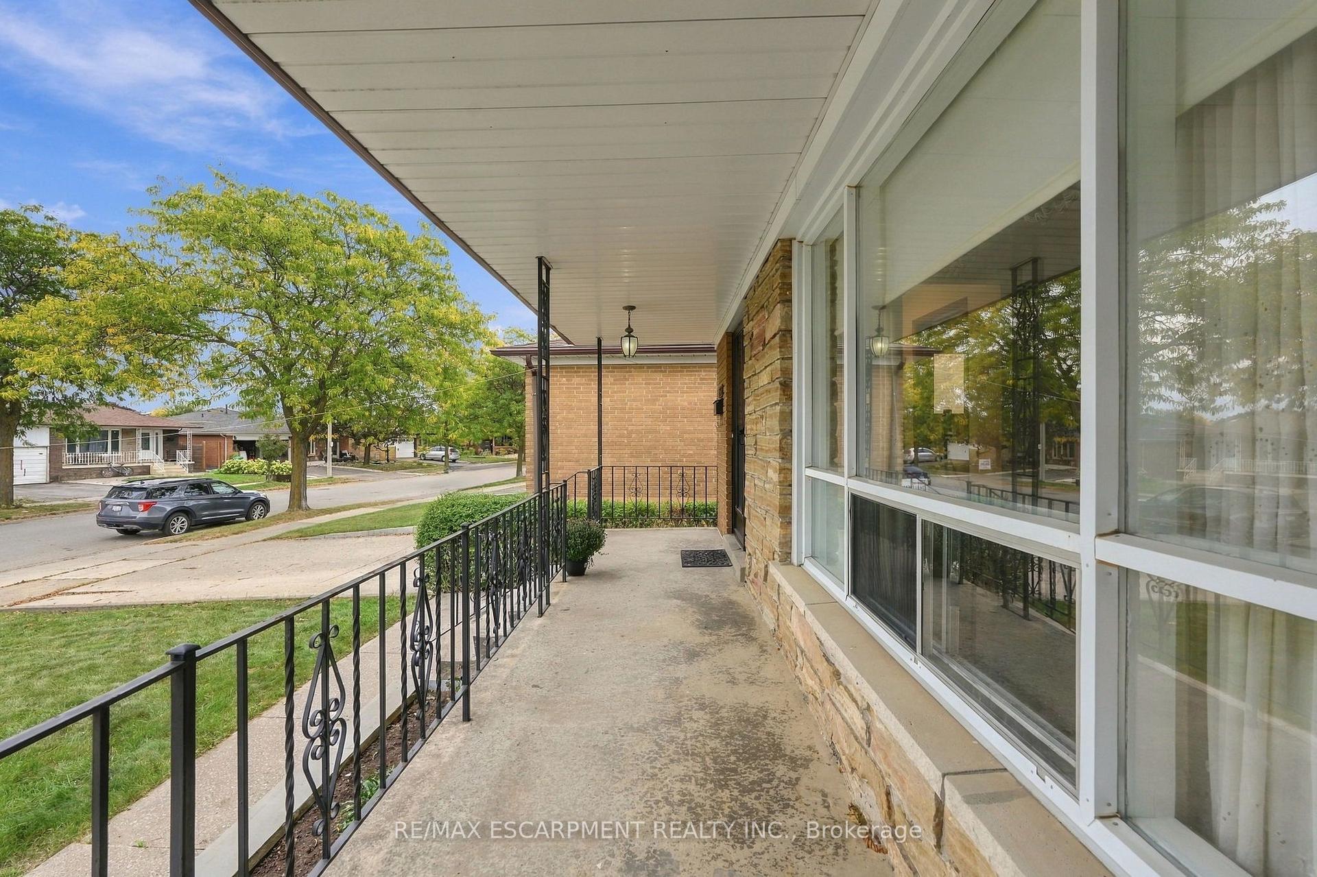 Photo 2 of 7566 Netherwood Road, Mississauga, Malton — HOMEH