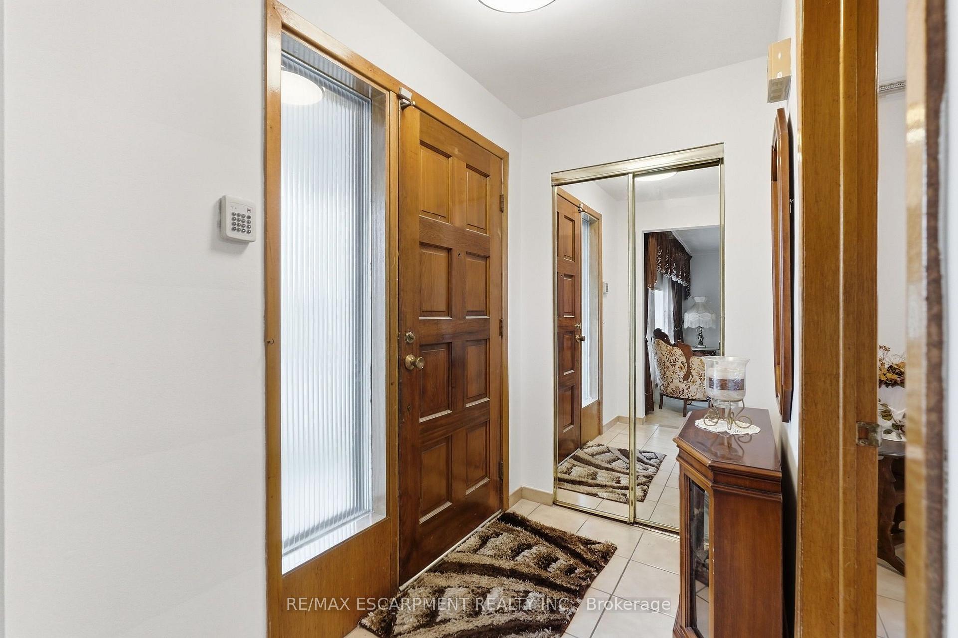 Photo 5 of 7566 Netherwood Road, Mississauga, Malton — HOMEH