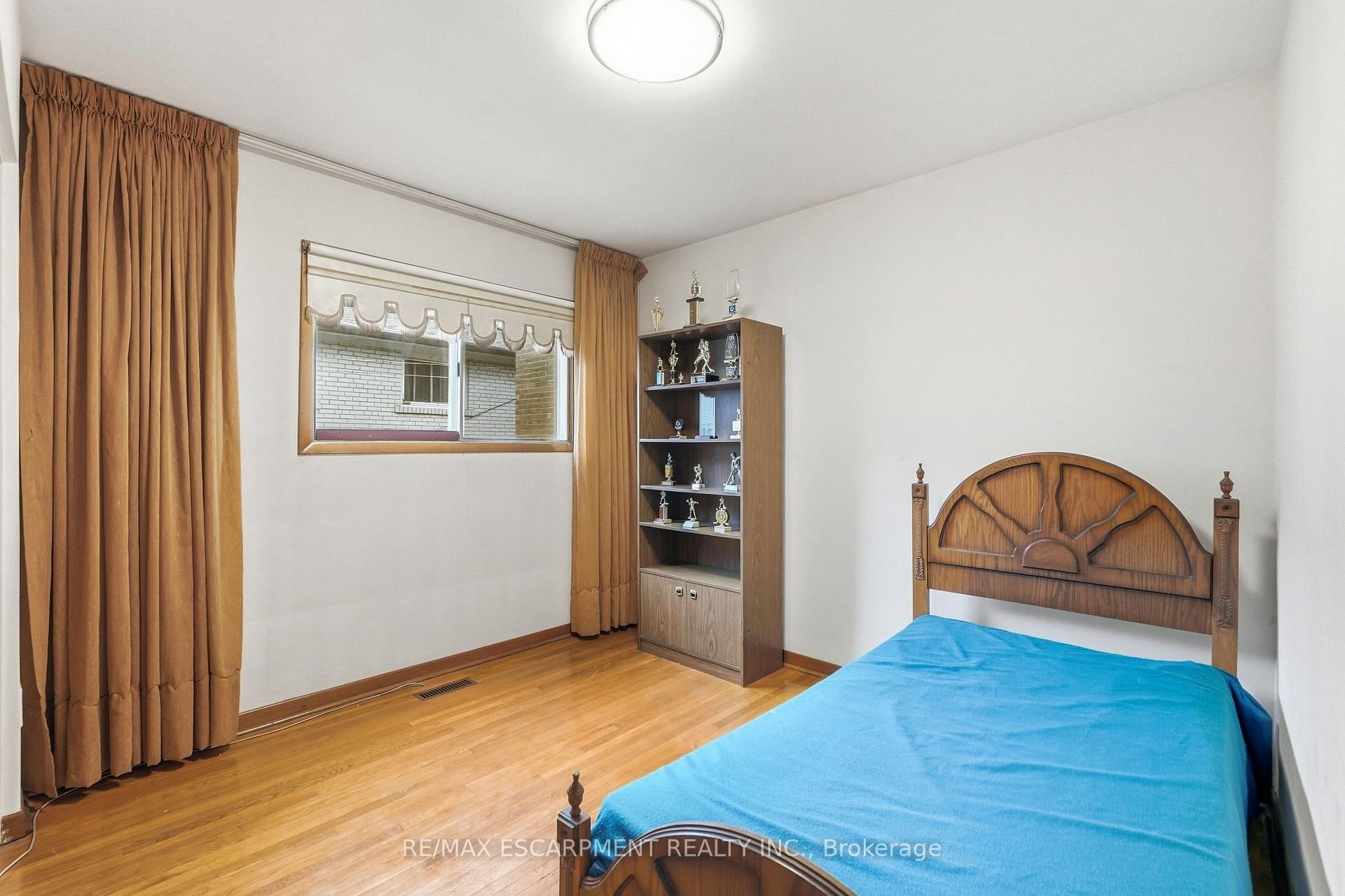 Photo 23 of 7566 Netherwood Road, Mississauga, Malton — HOMEH