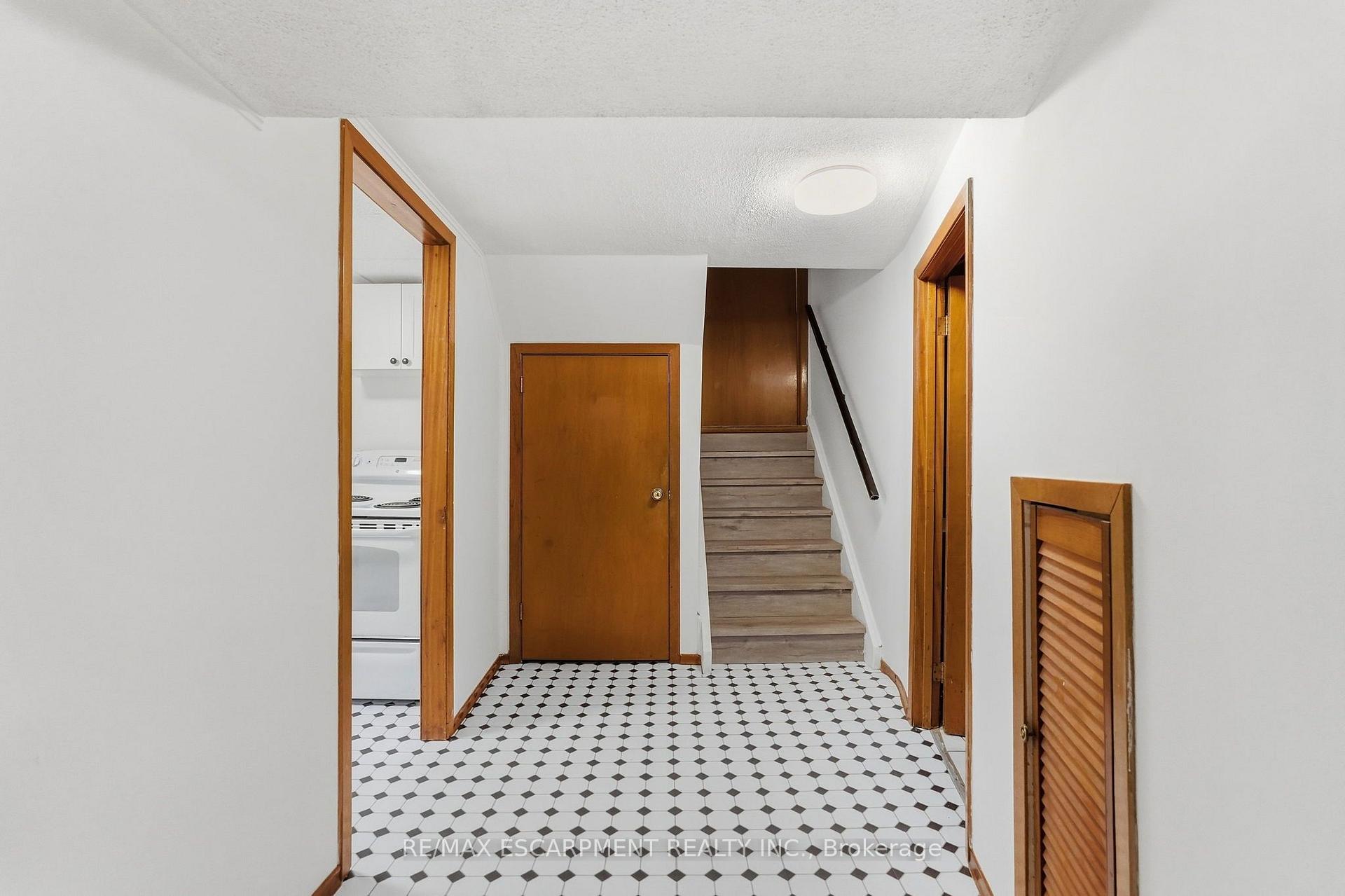 Photo 24 of 7566 Netherwood Road, Mississauga, Malton — HOMEH