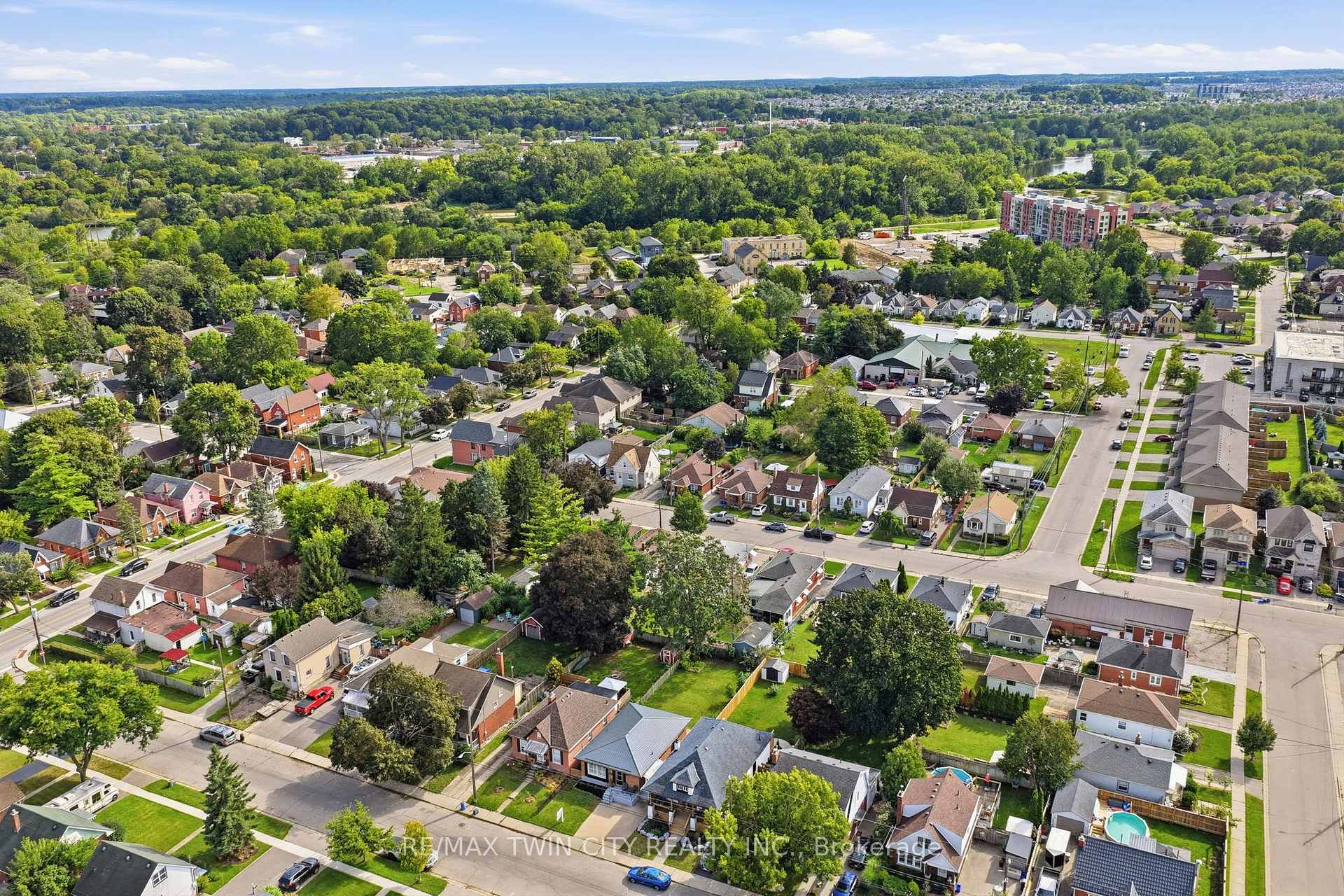 Photo 34 of 16 Burwell Street, Brantford, Holmedale — HOMEH