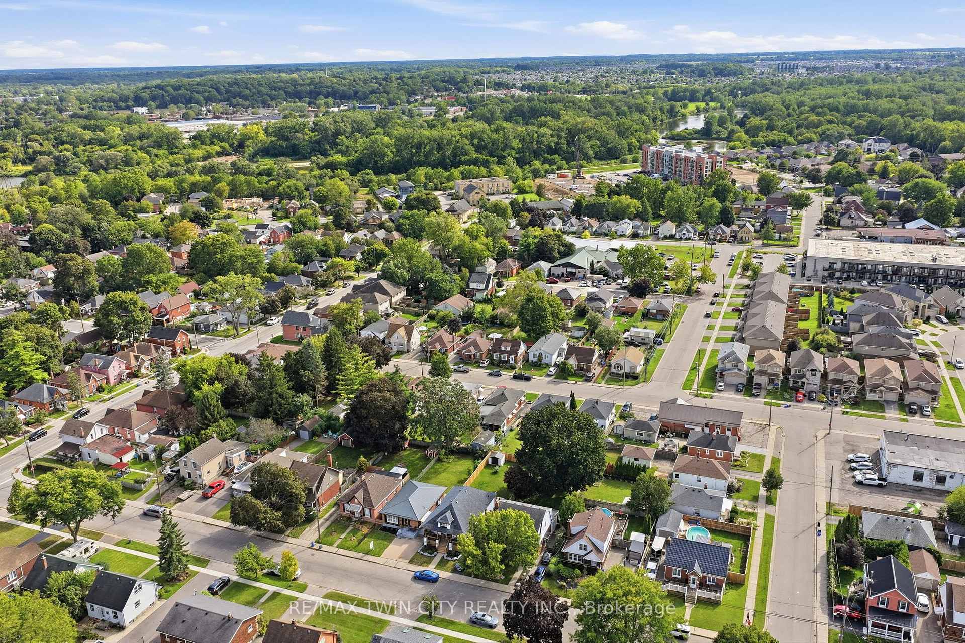 Photo 37 of 16 Burwell Street, Brantford, Holmedale — HOMEH