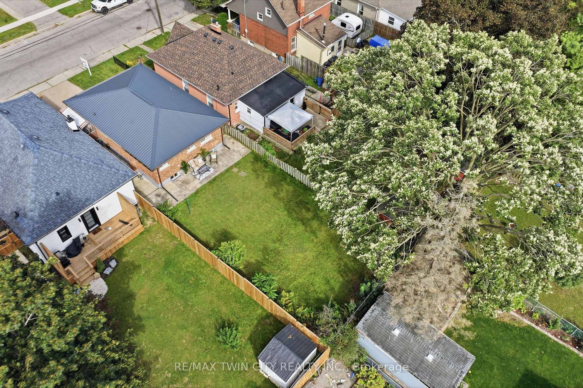 Photo 38 of 16 Burwell Street, Brantford, Holmedale — HOMEH