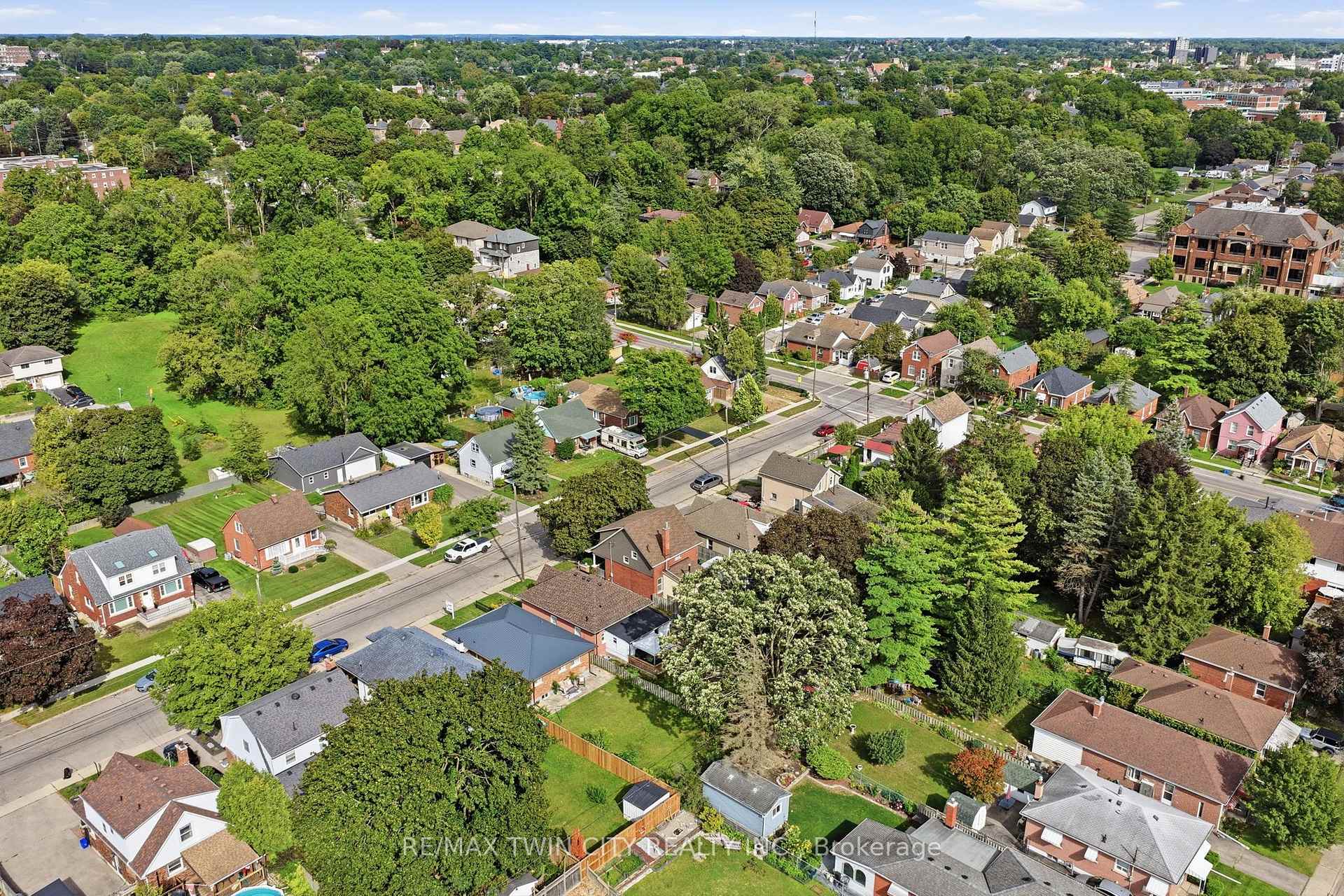 Photo 39 of 16 Burwell Street, Brantford, Holmedale — HOMEH
